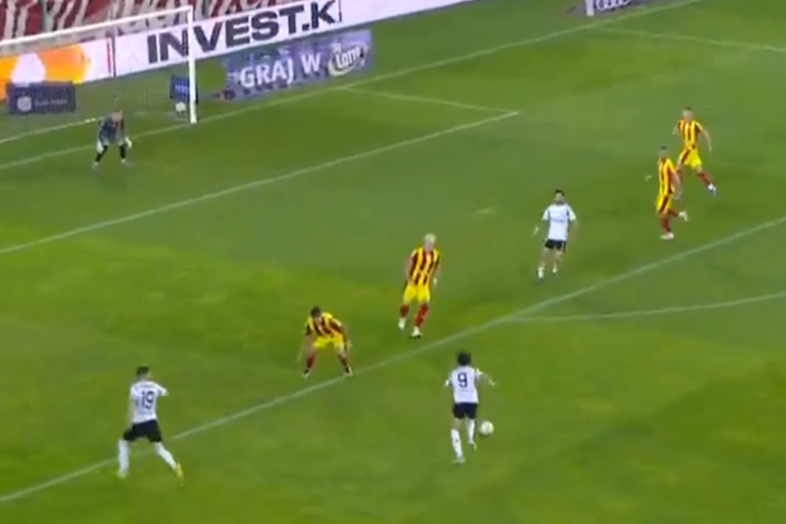 Samo okienko! Piękny gol gracza Legii Warszawa [WIDEO]