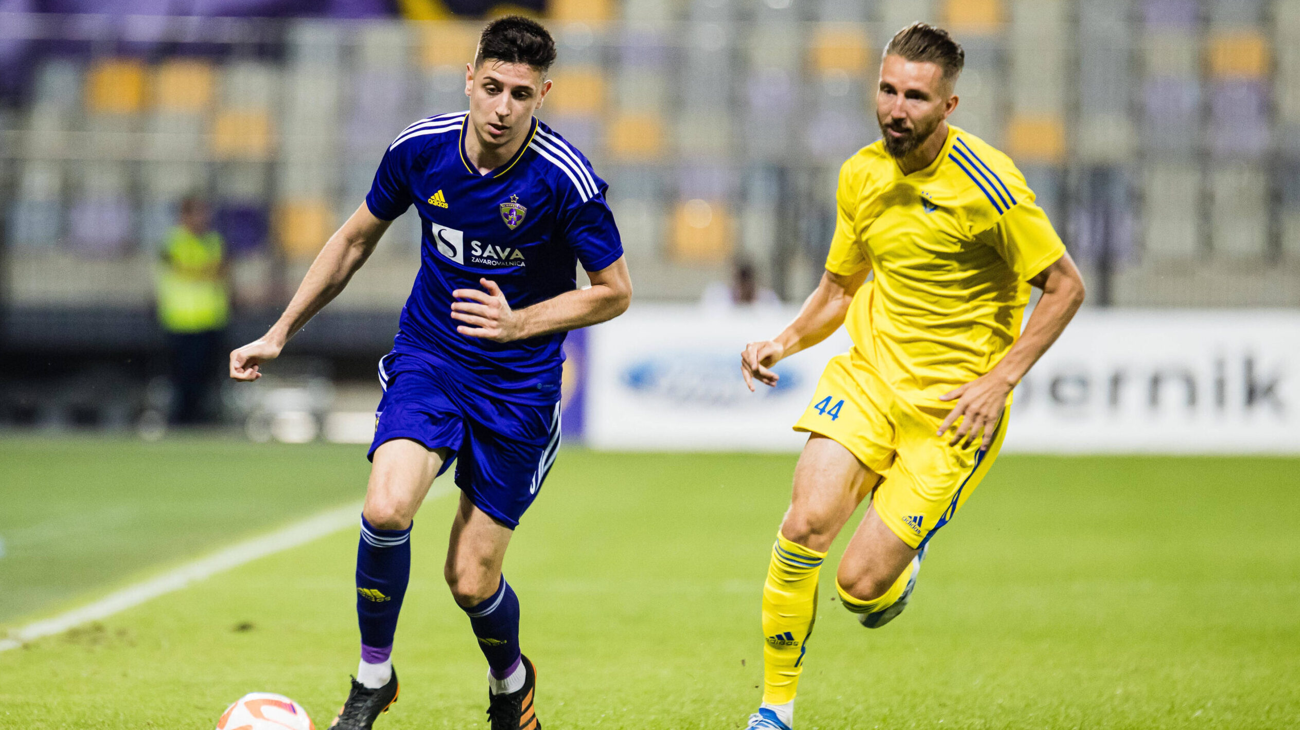 Marko Bozic of NK Maribor (purple) vs Serrarens Fabian of HJK Helsinki during football match between NK Maribor and  HJK Helsinki 1st match of qualifying round for UEFA Europa League 2022/23, on 4th of August, 2022 in Ljudski vrt, Maribor, Slovenia. Photos by Grega Valancic

04.08.2022 Maribor 
Pilka Nozna Liga Europy
NK Maribor - HJK Helsinki
Foto Grega Valancic / Sipa / PressFocus 
POLAND ONLY!!