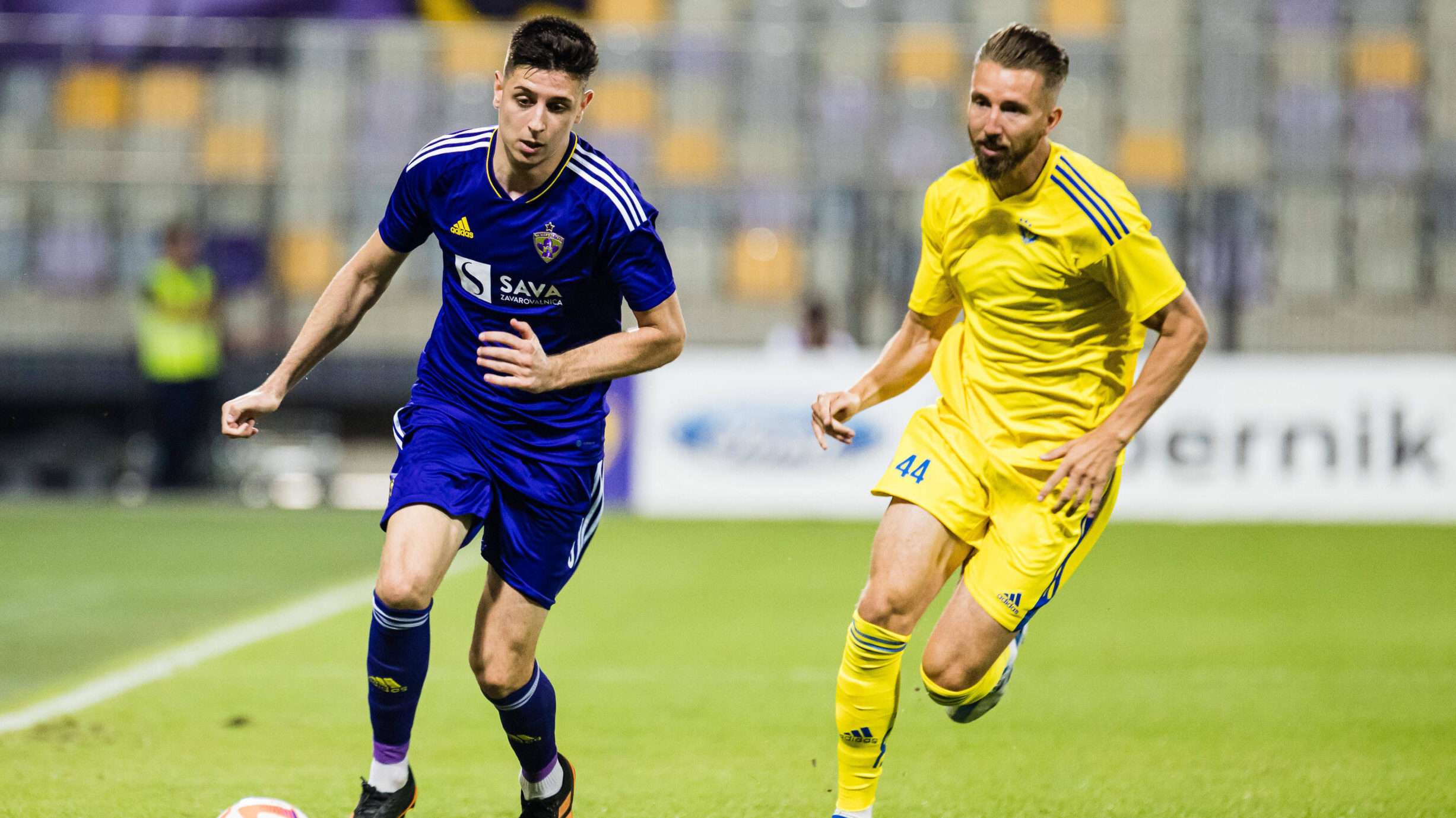 Marko Bozic of NK Maribor (purple) vs Serrarens Fabian of HJK Helsinki during football match between NK Maribor and  HJK Helsinki 1st match of qualifying round for UEFA Europa League 2022/23, on 4th of August, 2022 in Ljudski vrt, Maribor, Slovenia. Photos by Grega Valancic

04.08.2022 Maribor 
Pilka Nozna Liga Europy
NK Maribor - HJK Helsinki
Foto Grega Valancic / Sipa / PressFocus 
POLAND ONLY!!
