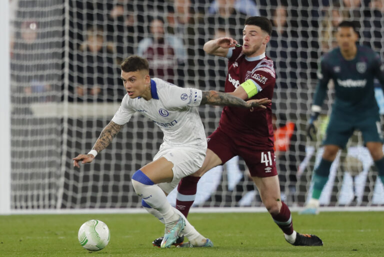 Kamil Piatkowski of KAA Gent and Declan Rice of West Ham United in action during the UEFA Europa Conference League Quarter-Final Second Leg match at the London Stadium, Stratford
Picture by Paul Chesterton/Focus Images Ltd +44 7904 640267
20/04/2023

20.04.2023 Londyn
pilka nozna Liga Konferencji Europy
West Ham United FC - KAA Gent
Foto Paul Chesterton  / Focus Images / MB Media / PressFocus 
POLAND ONLY!!