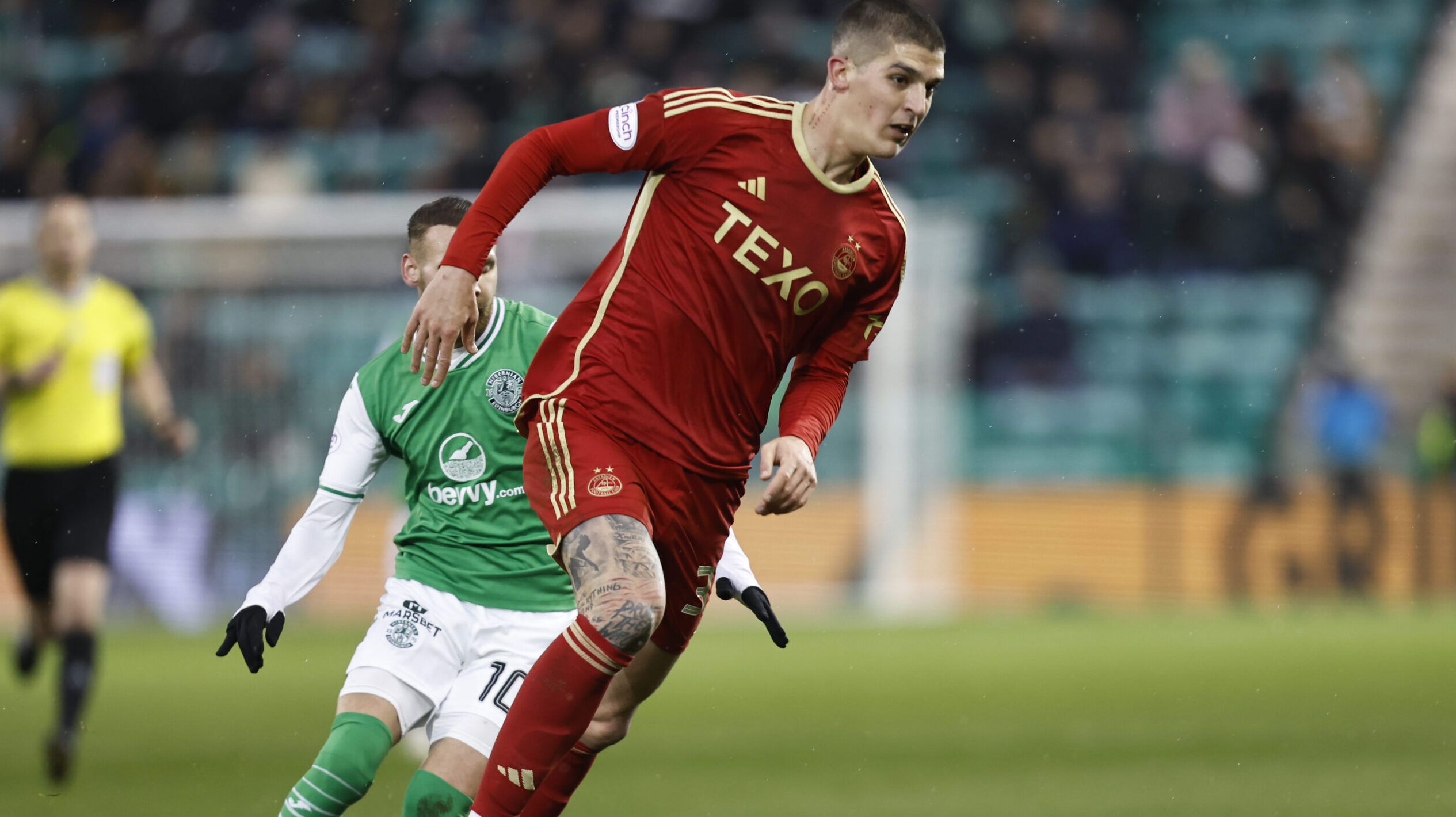 Slobodan Rubezic of Aberdeen (right) shields the ball from Martin Boyle of Hibernian during the cinch Premiership match at Easter Road, Edinburgh
Picture by Fred Palmer/Focus Images Ltd 07510556226
03/12/2023
2023.12.03 Edynburg
Pilka nozna liga szkocka
Hibernian - Aberdeen
Foto Fred Palmer/Focus Images/MB Media/PressFocus

!!! POLAND ONLY !!!
