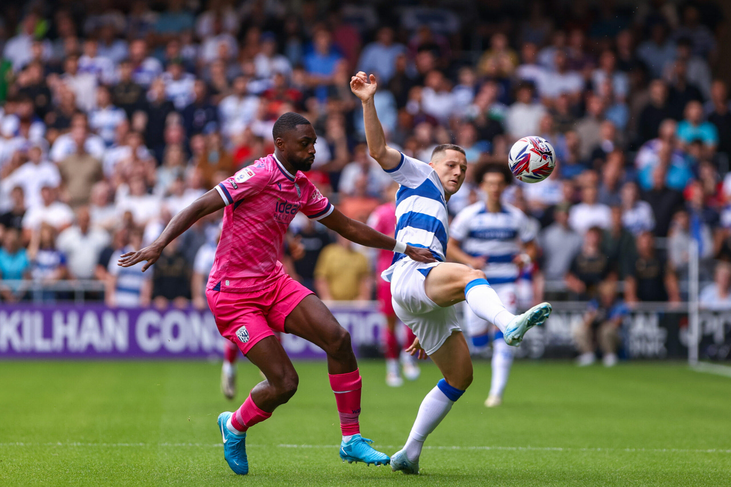 Žan Celar of Queens Park Rangers and Semi Ajayi of West Bromwich Albion challenge for the ball during the Sky Bet Championship match at MATRADE Loftus Road Stadium, London
Picture by Chris Myatt/Focus Images Ltd 07447 516853‬
10/08/2024
2024.08.10 Londyn
Pilka nozna 2. liga angielska
Queens Park Rangers - West Bromwich Albion
Foto Chris Myatt/Focus Images/MB Media/PressFocus

!!! POLAND ONLY !!!