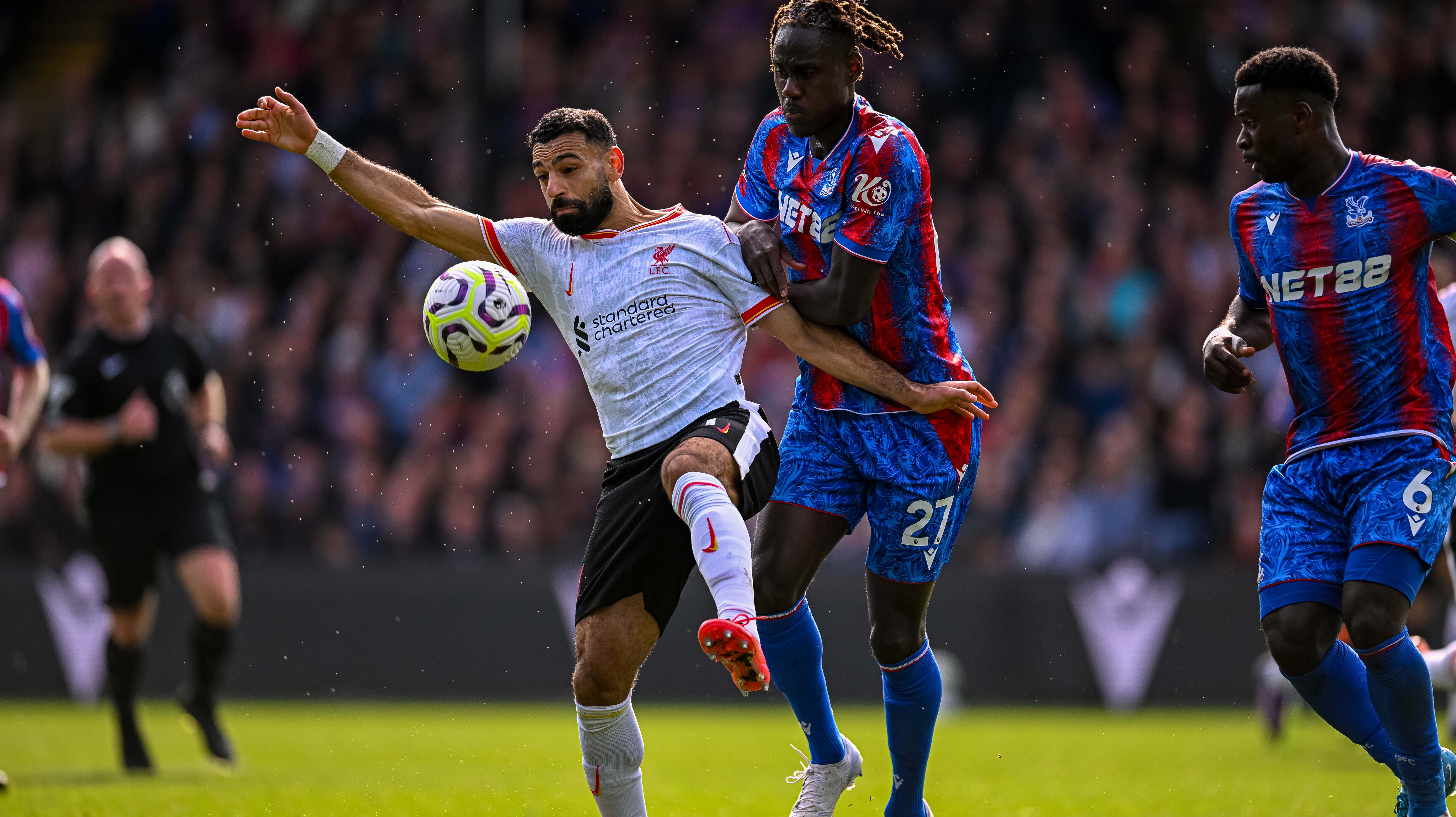 (241006) -- LONDON, Oct. 6, 2024 (Xinhua) -- Liverpool&#039;s Mohamed Salah (L) is challenged by Crystal Palace&#039;s Trevoh Chalobah during the English Premier League match between Liverpool and Crystal Palace in London, Britain, on Oct. 5, 2024. (Xinhua)FOR EDITORIAL USE ONLY. NOT FOR SALE FOR MARKETING OR ADVERTISING CAMPAIGNS. NO USE WITH UNAUTHORIZED AUDIO, VIDEO, DATA, FIXTURE LISTS, CLUB/LEAGUE LOGOS OR &quot;LIVE&quot; SERVICES. ONLINE IN-MATCH USE LIMITED TO 45 IMAGES, NO VIDEO EMULATION. NO USE IN BETTING, GAMES OR SINGLE CLUB/LEAGUE/PLAYER PUBLICATIONS.

2024.10.05 Londyn
pilka nozna , liga angielska
Crystal Palace - FC Liverpool
Foto Li Ying/Xinhua/PressFocus

!!! POLAND ONLY !!!