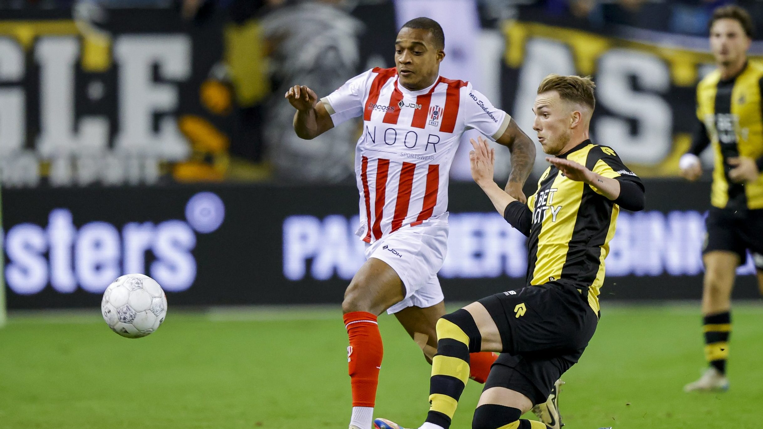 ARNHEM, 02-11-2024 , Stadium GelreDome, football, Keukenkampioen divisie, season 2023 / 2024, TOP Oss player Joshua Zimmerman and Vitesse player Justin Bakker during the match Vitesse - TOP Oss (Photo by Pro Shots/Sipa USA)
2024.11.02 
pilka nozna liga holenderska
Vitesse - TOP Oss
Foto Pro Shots Photo Agency/SIPA USA/PressFocus

!!! POLAND ONLY !!!