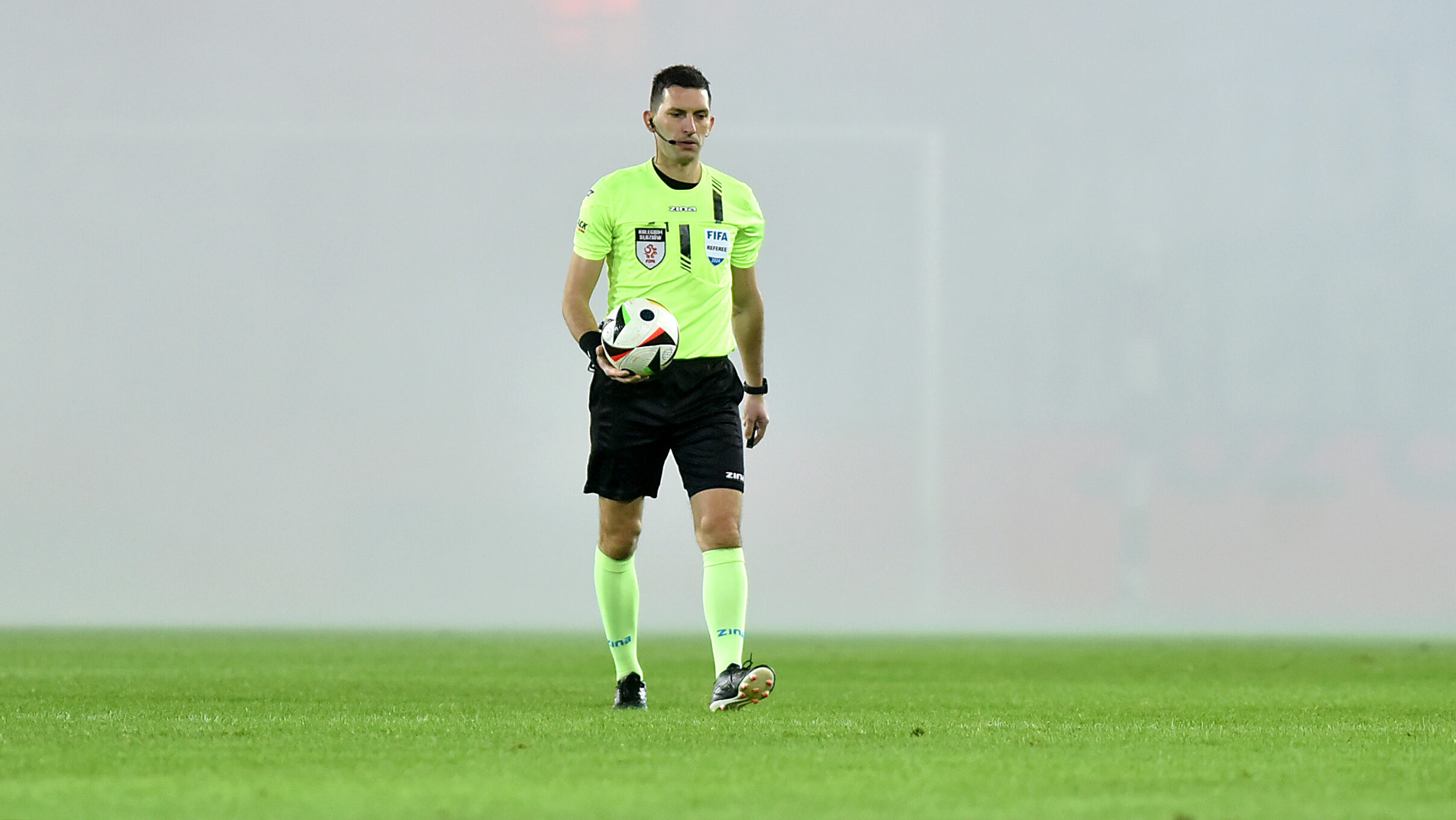 2024.11.29 Krakow
Pilka nozna , PKO BP Ekstraklasa sezon 2024/25
Cracovia Krakow - Zaglebie Lubin
N/z Sedzia Damian Kos, przerwa w maczu z powodu zadymienia boiska
Foto Krzysztof Porebski / PressFocus

2024.11.29 Krakow
Football Polish top league , 2024/2025 season
Cracovia Krakow - Zaglebie Lubin
Sedzia Damian Kos, przerwa w maczu z powodu zadymienia boiska
Credit: Krzysztof Porebski / PressFocus