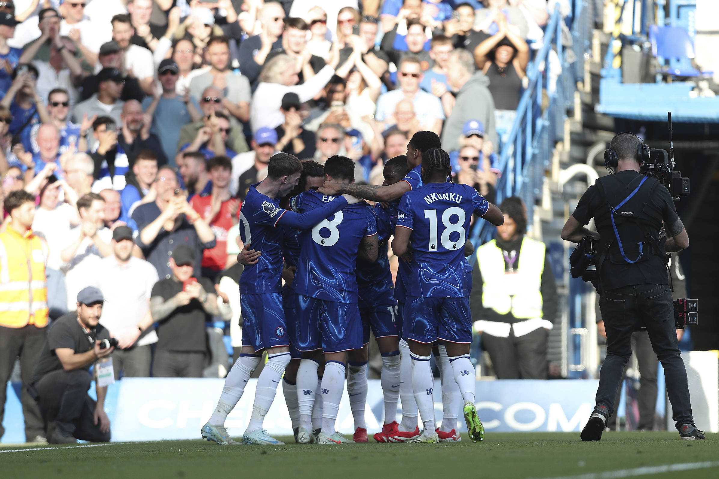 Chelsea FC v Leicester City FC Christopher Nkunku of Chelsea FC celebrates with teammate Enzo Fernandez of Chelsea FC and Cole Palmer of Chelsea FC, Marc Cucurella goal 1-0 during the Chelsea FC v Leicester City FC English Premier League match at Stamford Bridge, London, England, United Kingdom on 9 March 2025 Credit: Megan Ewens/Every Second Media Editorial use only. All images are copyright Every Second Media Limited. No images may be reproduced without prior permission. All rights reserved. Premier League and Football League images are subject to licensing agreements with Football DataCo Limited. see https://www.football-dataco.com Copyright: xIMAGO/EveryxSecondxMediax ESM-1359-0033 MeganxEwensx/xEveryxSecondxMediax
2025.03.09 Londyn
pilka nozna , liga angielska
Chelsea Londyn - Leicester City
Foto IMAGO/PressFocus

!!! POLAND ONLY !!!
