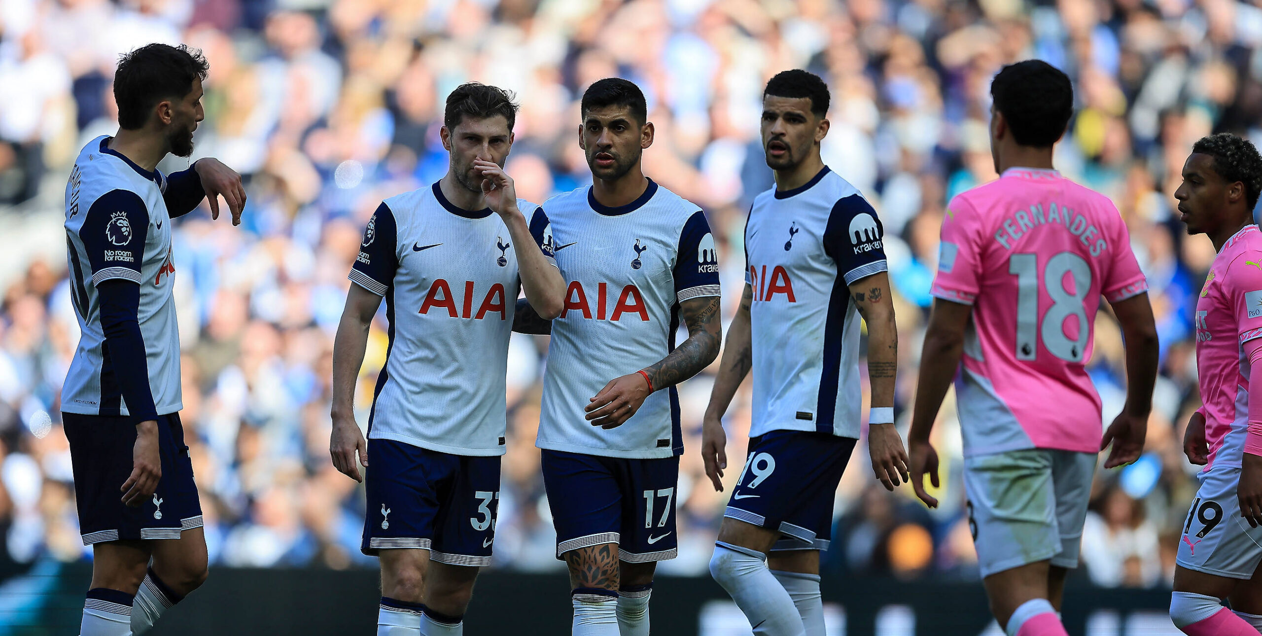 Tottenham Hotspur v Southampton Premier League 06/04/2025. Tottenham Hotspur Defender Ben Davies 33 talks to Tottenham Hotspur Defender Cristian Romero 17 during the Premier League match between Tottenham Hotspur and Southampton at Tottenham Hotspur Stadium, London, United Kingdom on 6 April 2025. Editorial use only DataCo restrictions apply See www.football-dataco.com , Copyright: xChrisxFoxwellx PSI-21767-0079
2025.04.06 Londyn
pilka nozna , liga angielska
Tottenham Hotspur - Southampton
Foto IMAGO/PressFocus

!!! POLAND ONLY !!!