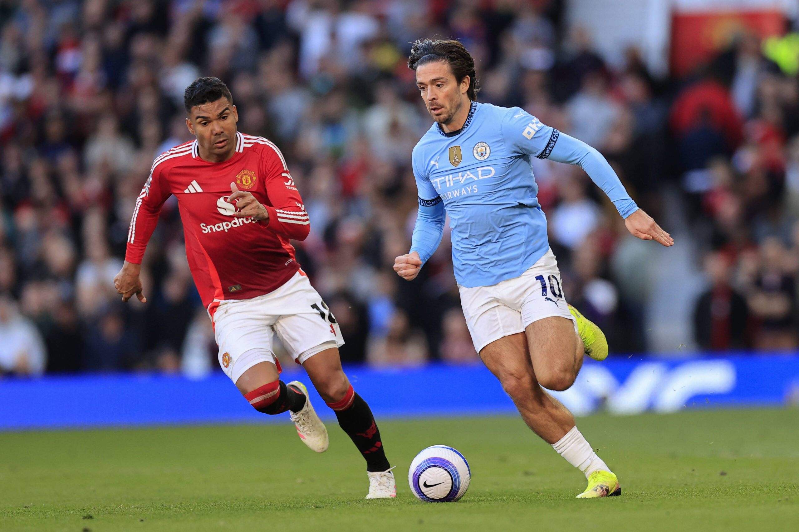 Manchester United, ManU v Manchester City Premier League 06/04/2025. Jack Grealish 10 of Manchester City runs with the ball chased by Casemiro 18 of Manchester United during the Premier League match between Manchester United and Manchester City at Old Trafford, Manchester, England on 6 April 2025. Manchester Old Trafford Greater Manchester England Editorial use only DataCo restrictions apply See www.football-dataco.com , Copyright: xConorxMolloyx PSI-21766-0150
2025.04.06 Manchester
pilka nozna , liga angielska
Manchester United - Manchester City
Foto IMAGO/PressFocus

!!! POLAND ONLY !!!