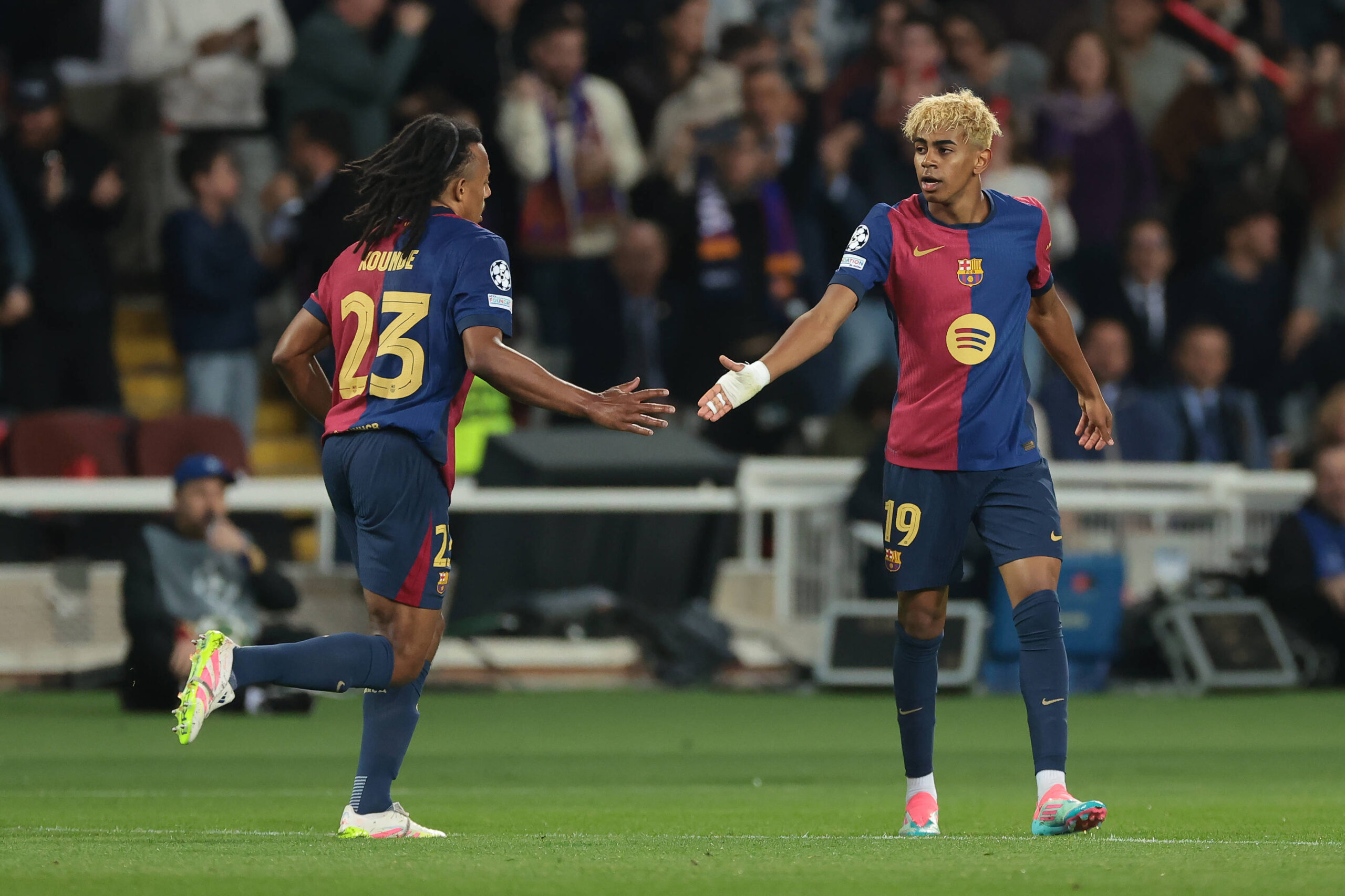 Barcelona, Spain, 30th April 2025. Lamine Yamal of FC Barcelona, Barca shaes hands with team mate Jules Kounde after scoring to reduce the arrears to 2-1 during the FC Barcelona vs Internazionale UEFA Champions League match at Estadi Olimpic Luis Companys, Barcelona. Picture credit should read: Jonathan Moscrop / Sportimage EDITORIAL USE ONLY. No use with unauthorised audio, video, data, fixture lists, club/league logos or live services. Online in-match use limited to 120 images, no video emulation. No use in betting, games or single club/league/player publications. SPI_193_JM_BARCA_INTER_ SPI-3882-0193
2025.04.30 Barcelona
pilka nozna Liga Mistrzow
FC Barcelona - Inter Mediolan
Foto IMAGO/PressFocus

!!! POLAND ONLY !!!