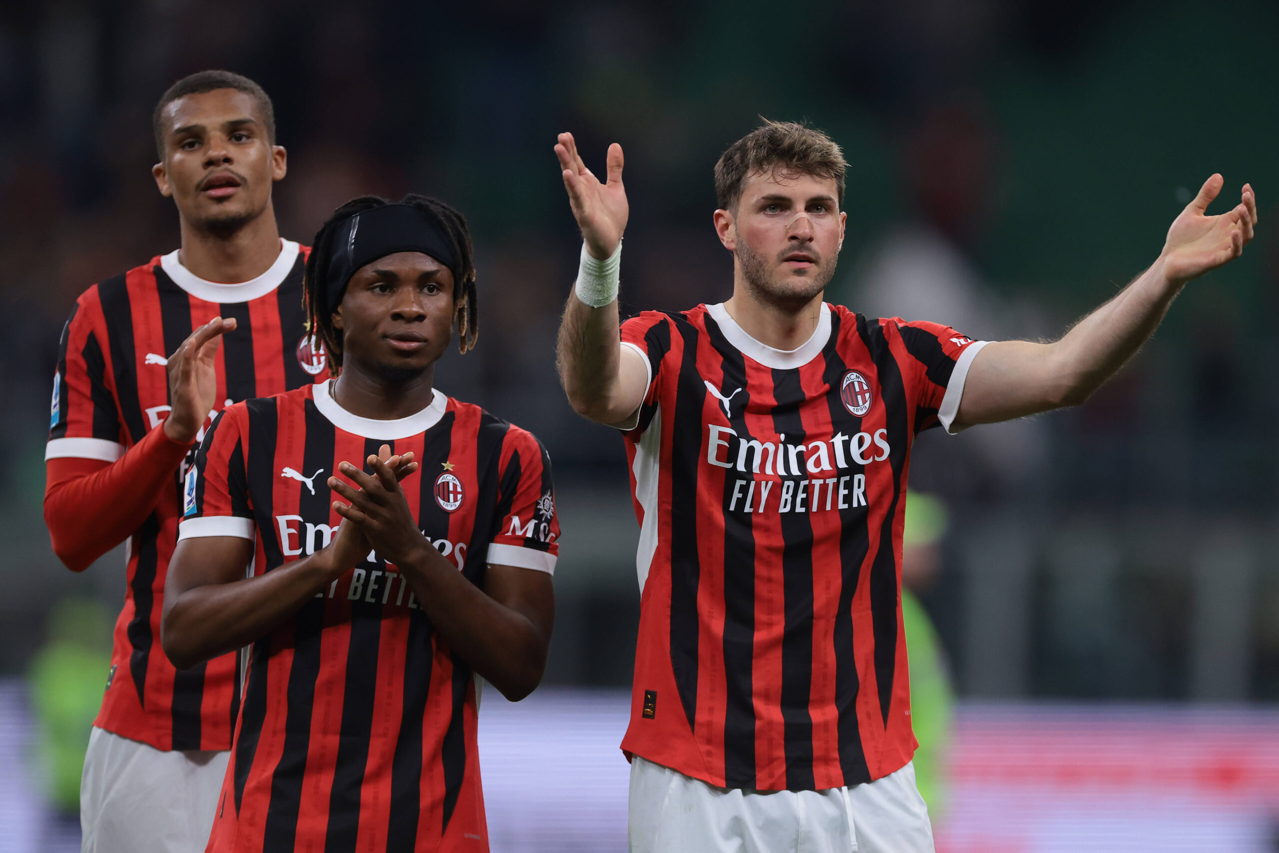 Milan, Italy, 9th May 2025. Samuel Chukwueze, Matteo Gabbia and Santiago Gimenez of AC Milan applaud the fans following the final whistle of the AC Milan vs Bologna Serie A match at Giuseppe Meazza, Milan. Picture credit should read: Jonathan Moscrop / Sportimage EDITORIAL USE ONLY. No use with unauthorised audio, video, data, fixture lists, club/league logos or live services. Online in-match use limited to 120 images, no video emulation. No use in betting, games or single club/league/player publications. SPI_041_JM_MILAN_BOLOGNA_ SPI-3920-0041
2025.05.09 Mediolan
pilka nozna , liga wloska
AC Milan - Bologna FC
Foto IMAGO/PressFocus

!!! POLAND ONLY !!!