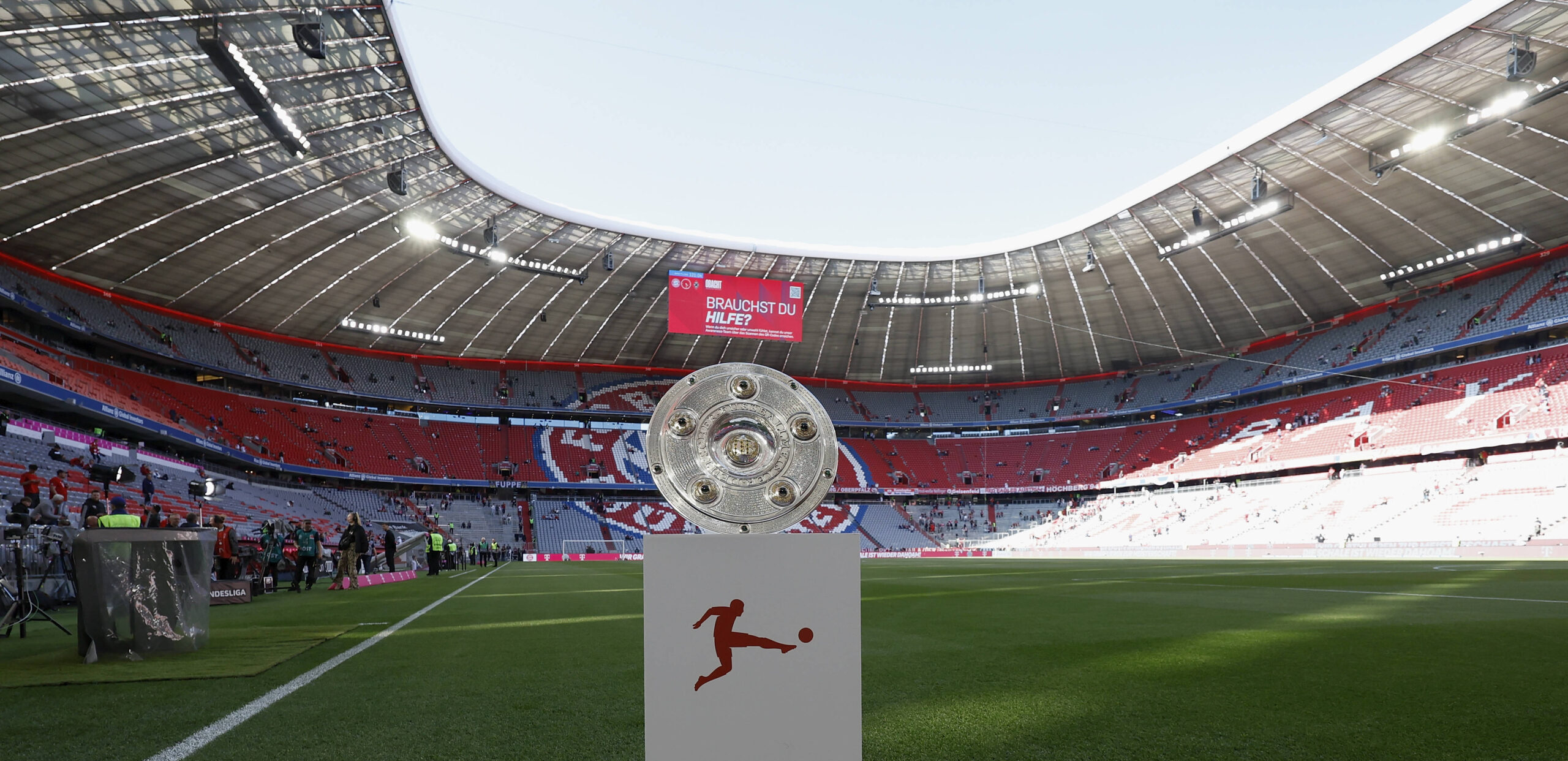 Die Meisterschale ist in Munchen. 10.05.2025, Fussball, 1. Bundesliga, FC Bayern Munchen - Borussia Monchengladbach, GER, Munchen, Allianz Arena. DFL REGULATIONS PROHIBIT ANY USE OF PHOTOGRAPHS AS IMAGE SEQUENCES AND/OR QUASI-VIDEO. *** The championship trophy is in Munich 10 05 2025, Football, 1 Bundesliga, FC Bayern Munchen Borussia Monchengladbach, GER, Munich, Allianz Arena DFL REGULATIONS PROHIBIT ANY USE OF PHOTOGRAPHS AS IMAGE SEQUENCES AND OR QUASI VIDEO Copyright: HMBxMedia/xHeikoxBecker
2025.05.10 Monachium
pilka nozna liga niemiecka 
Bayern Monachium - feta ze zdobycia Mistrzostwa Niemiec mistrzostwo
Foto IMAGO/PressFocus

!!! POLAND ONLY !!!