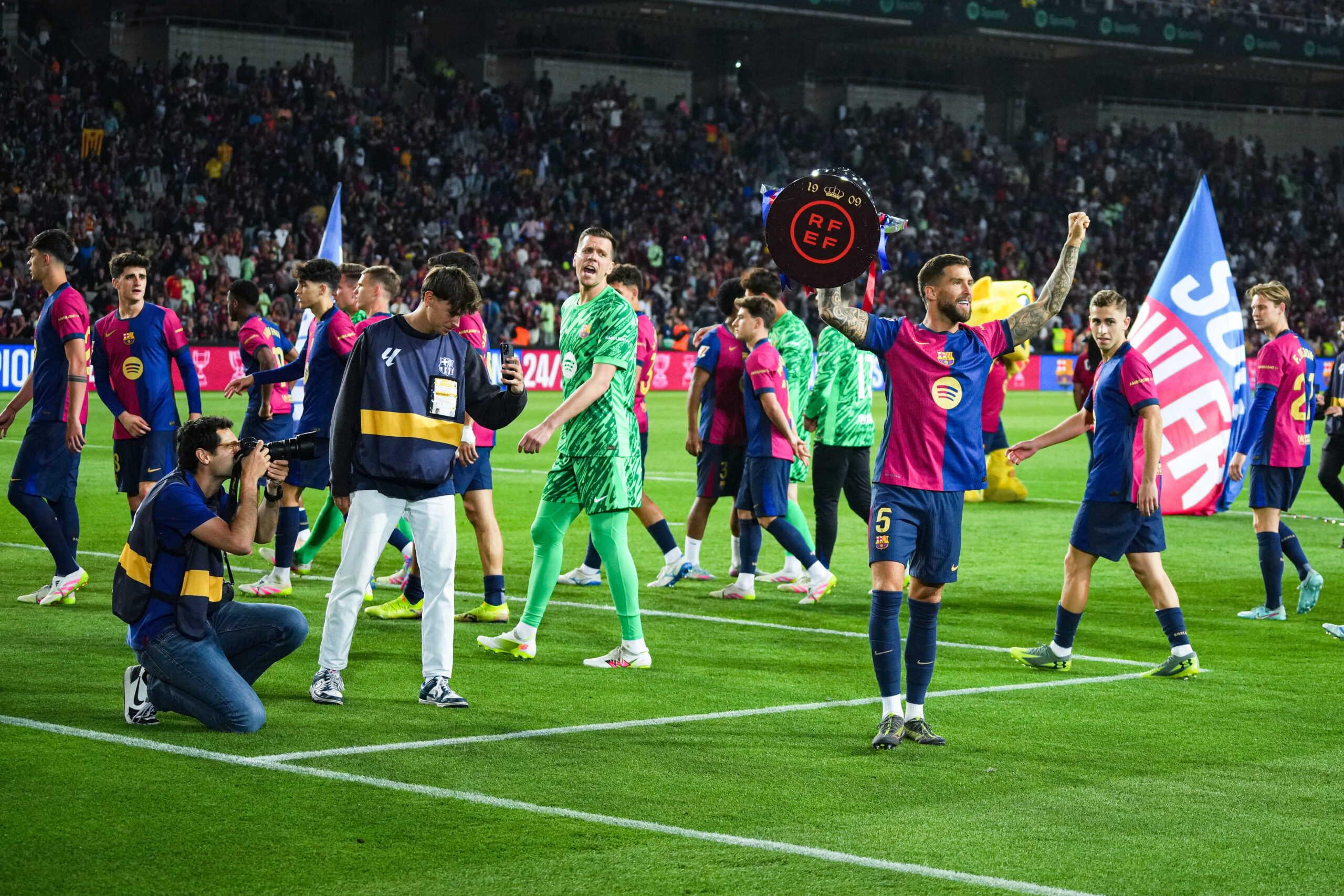 Inigo Martinez of FC Barcelona celebrate after the match during the La Liga EA Sports match between FC Barcelona and Villarreal CF played at Lluis Companys Stadium on 18 May 2025 in Barcelona, Spain. (Photo by Sergio Ruiz / Imago)  (Photo by pressinphoto/Sipa USA)
2025.05.18 Barcelona
pilka nozna liga hiszpanska
FC Barcelona - Villarreal CF
Foto PRESSINPHOTO/SIPA USA/PressFocus

!!! POLAND ONLY !!!