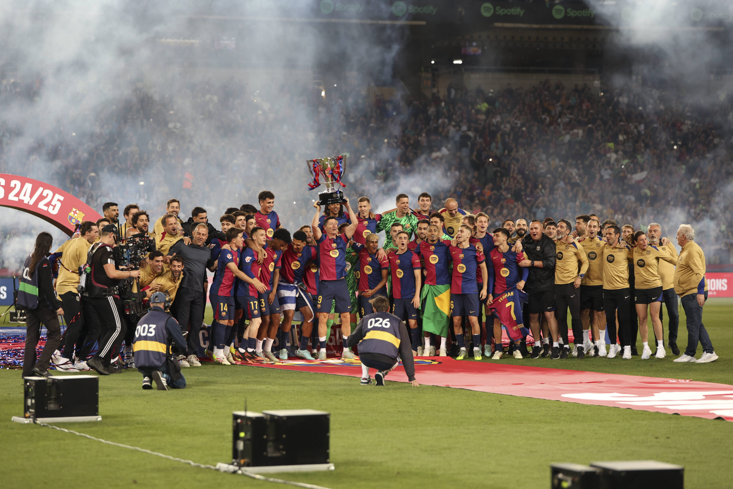 FC Barcelona, Barca v Villarreal, LaLiga football, Barcelona, Spain Barcelona, Spain. 18th, May 2025. Robert Lewandowski 9 the the team mates of FC Barcelona seen in celebration as LaLiga winners after the LaLiga match between FC Barcelona v Villarreal at the Estadio Olimpico de Montjuic in Barcelona. Spain, Barcelona PUBLICATIONxNOTxINxDENxNORxFINxBEL Copyright: xGonzalesxPhoto/AinhoaxRodriquezxJarax
2025.05.18 Barcelona
pilka nozna , liga hiszpanska
FC Barcelona - Villarreal CF
Foto IMAGO/PressFocus

!!! POLAND ONLY !!!
