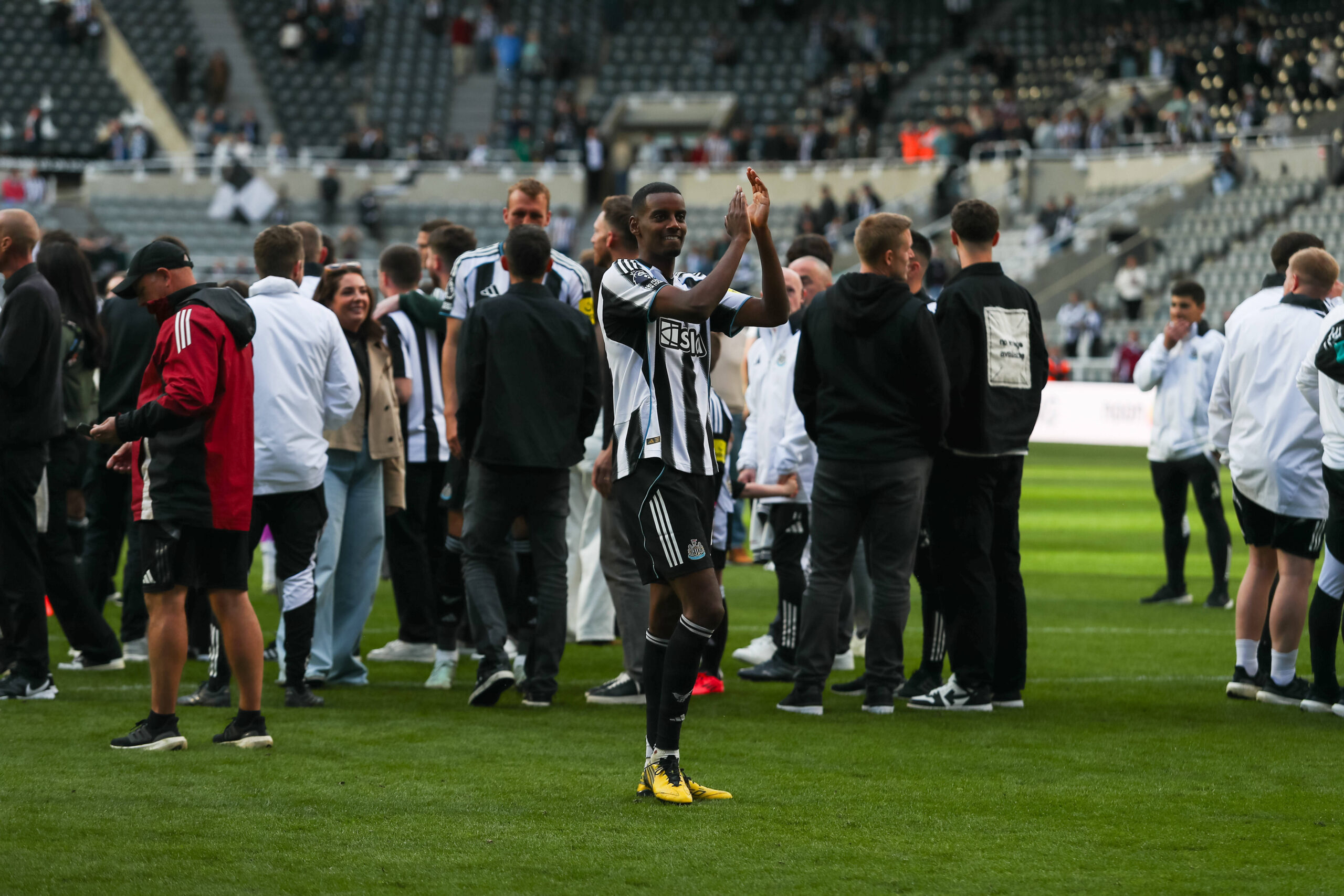 Newcastle United FC v Everton FC Alexander Isak Of Newcastle United waves to the fans during the Newcastle United FC v Everton FC English Premier League match at St.James Park, Newcastle, England, United Kingdom on 25 May 2025 Credit: Lee Keuneke/Every Second Media Editorial use only. All images are copyright Every Second Media Limited. No images may be reproduced without prior permission. All rights reserved. Premier League and Football League images are subject to licensing agreements with Football DataCo Limited. see https://www.football-dataco.com Copyright: xIMAGO/EveryxSecondxMediax ESM-1493-0071 LeexKeunekex/xEveryxSecondxMediax
2025.05.25 Newcastle
pilka nozna , liga angielska
Newcastle United - Everton
Foto IMAGO/PressFocus

!!! POLAND ONLY !!!