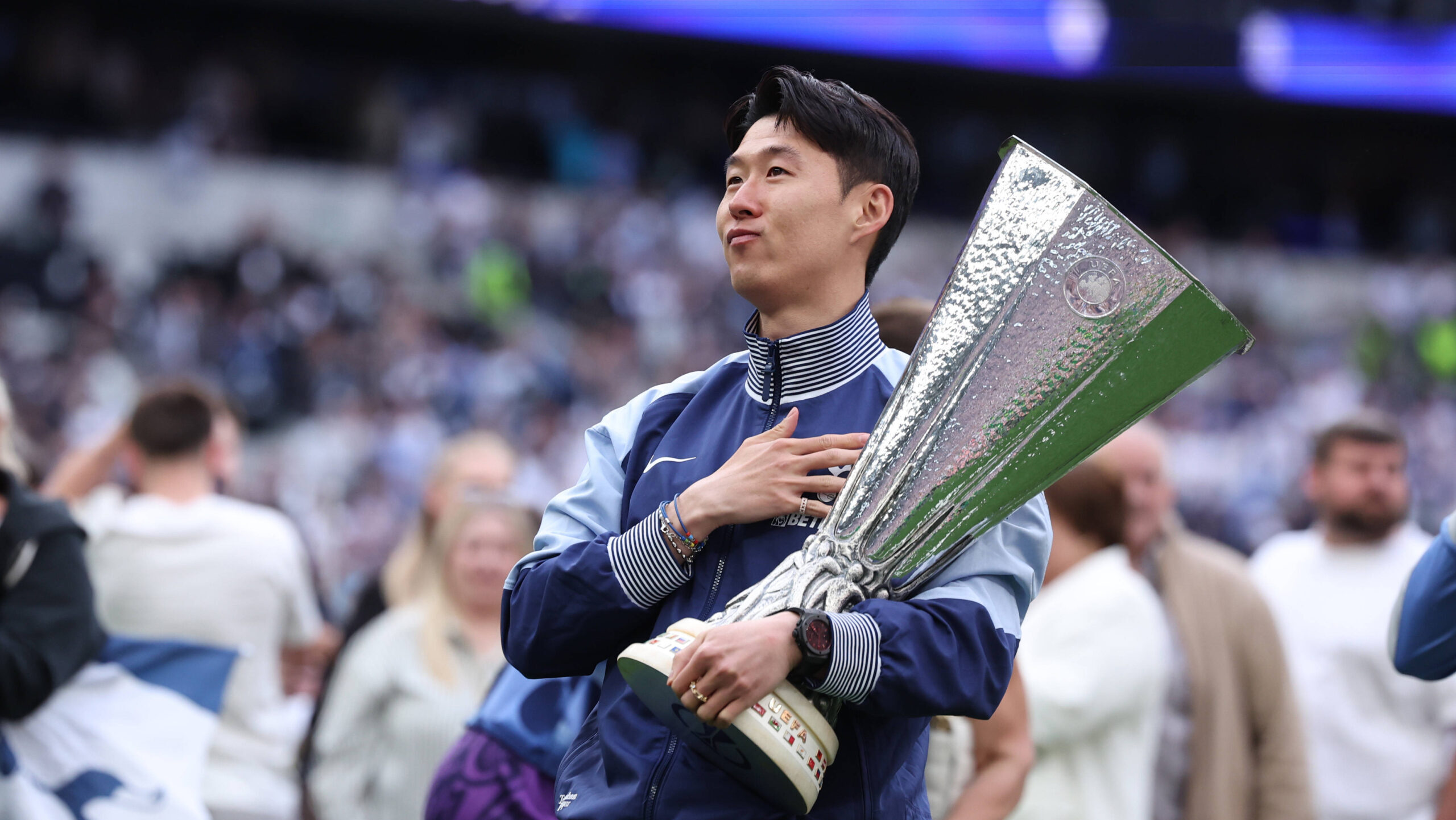 London, England, 25th May 2025. Son Heung-Min of Tottenham Hotspur with the Europa League trophy after the Tottenham Hotspur vs Brighton and Hove Albion Premier League match at the Tottenham Hotspur Stadium, London. Picture credit should read: Paul Terry / Sportimage EDITORIAL USE ONLY. No use with unauthorised audio, video, data, fixture lists, club/league logos or live services. Online in-match use limited to 120 images, no video emulation. No use in betting, games or single club/league/player publications. SPI_063_PT_Tottenham_Brighton SPI-3959-0063
2025.05.25 Londyn
pilka nozna , liga angielska
Tottenham Hotspur - Brighton and Hove Albion
Foto IMAGO/PressFocus

!!! POLAND ONLY !!!