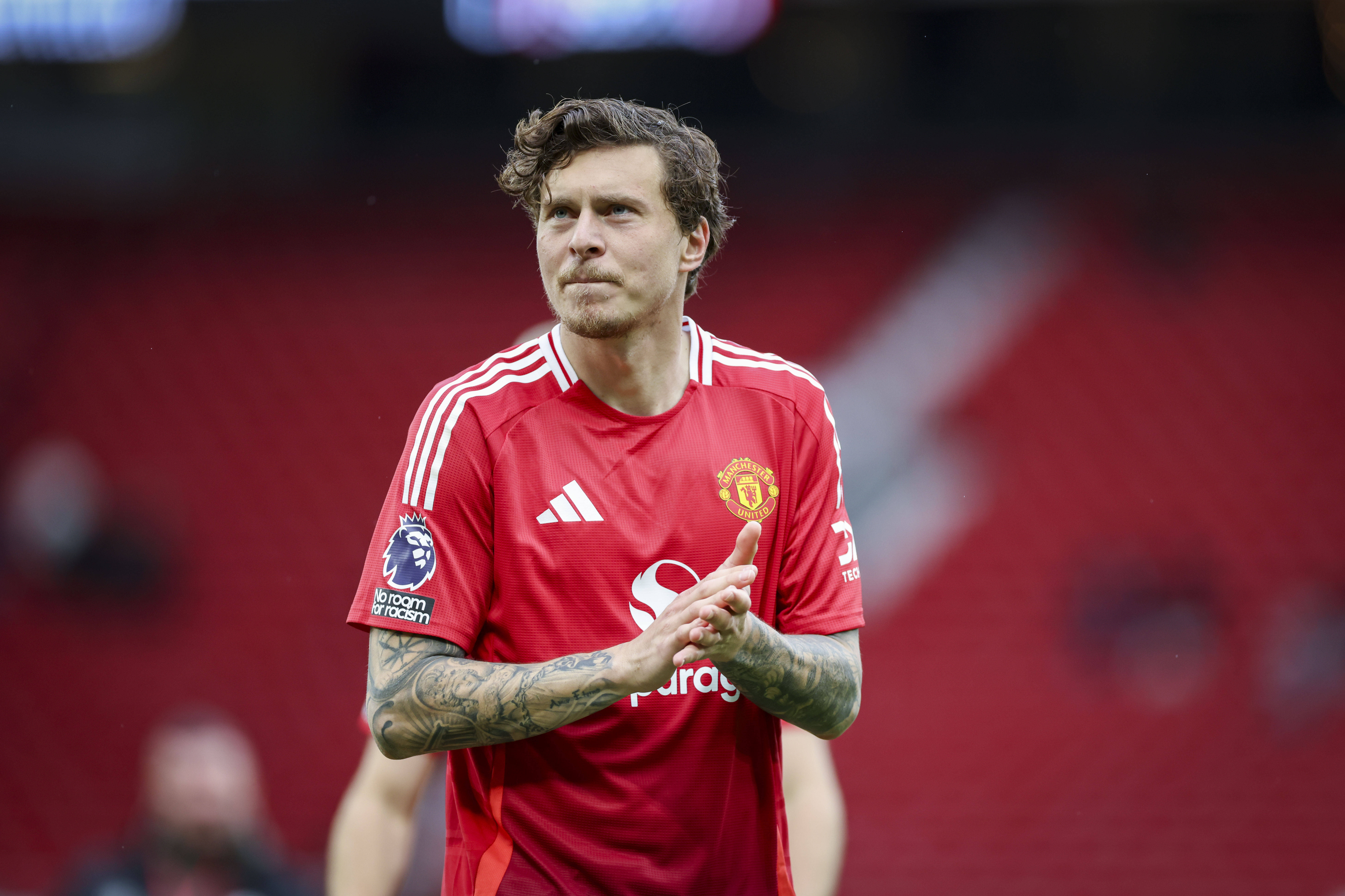 Manchester United, ManU FC v Aston Villa FC Manchester United defender Victor Lindelof 2 applauds the fans after the Manchester United FC v Aston Villa FC English Premier League match at Old Trafford, Manchester, England, United Kingdom on 25 May 2025 Credit: Phil Duncan/Every Second Media Editorial use only. All images are copyright Every Second Media Limited. No images may be reproduced without prior permission. All rights reserved. Premier League and Football League images are subject to licensing agreements with Football DataCo Limited. see https://www.football-dataco.com Copyright: xIMAGO/EveryxSecondxMediax ESM-1495-0141 PhilxDuncanx/xEveryxSecondxMediax
2025.05.25 Manchester
pilka nozna , liga angielska
Manchester United - Aston Villa
Foto IMAGO/PressFocus

!!! POLAND ONLY !!!