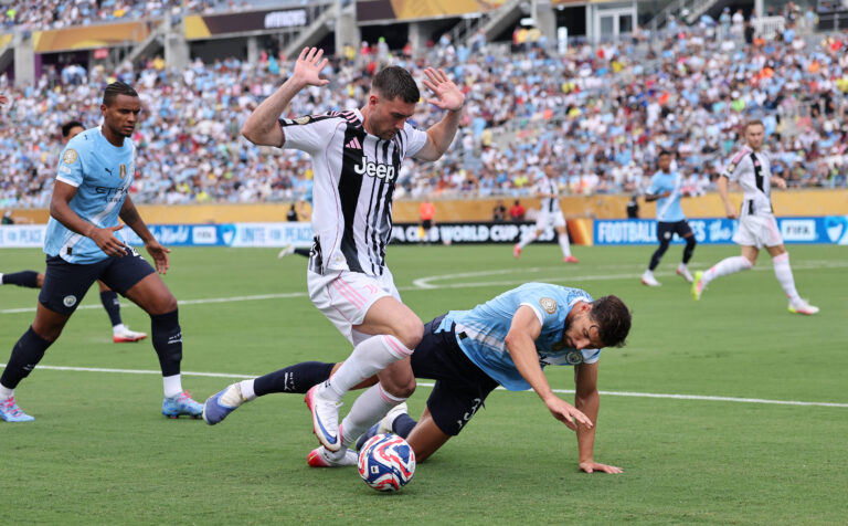 Orlando, USA, 26th June 2025. Dusan Vlahovicof Juventus l with Ruben Dias of Manchester City during the Juventus vs Manchester City FIFA Club World Cup match at Camping World Stadium, Orlando. Picture credit should read: David Klein / Sportimage EDITORIAL USE ONLY. No use with unauthorised audio, video, data, fixture lists, club/league logos or live services. Online in-match use limited to 120 images, no video emulation. No use in betting, games or single club/league/player publications. SPI_042_DK_Juventus_Man_City SPI-3993-0031
2025.06.26 Orlando
pilka nozna , klubowe mistrzostwa swiata w pilce noznej FIFA
Juventus Turyn - Manchester City
Foto IMAGO/PressFocus

!!! POLAND ONLY !!!