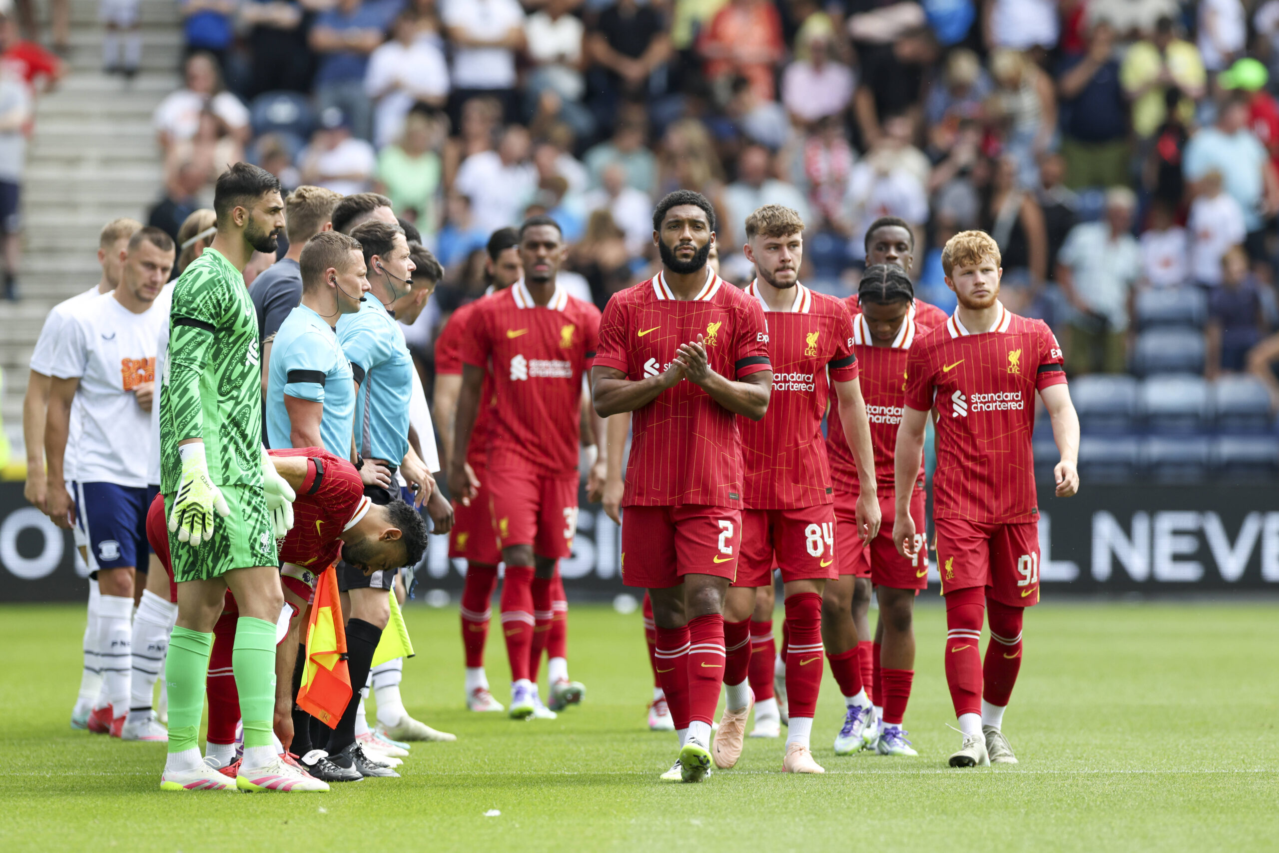 Preston North End FC v Liverpool FC, Pre-Season Friendly, 13 July 2025 Liverpool defender Joe Gomez 2 applauds the fans before the Preston North End FC v Liverpool FC at Deepdale, Preston, England, United Kingdom on 13 July 2025 Credit: Phil Duncan/Every Second Media Editorial use only. All images are copyright Every Second Media Limited. No images may be reproduced without prior permission. Copyright: xIMAGO/EveryxSecondxMediax ESM-1532-0045 PhilxDuncanx/xEveryxSecondxMediax
2025.07.13 Preston
pilka nozna sparing mecz towarzyski
Preston North End - FC Liverpool
Foto IMAGO/PressFocus

!!! POLAND ONLY !!!