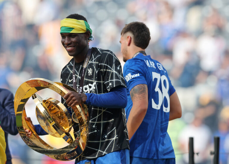 New Jersey, USA, 13th July 2025. Nicolas Jackson of Chelsea celebrates with the trophy during the Chelsea vs Paris Saint Germain FIFA Club World Cup Final match at Metlife Stadium, New Jersey. Picture credit should read: David Klein / Sportimage EDITORIAL USE ONLY. No use with unauthorised audio, video, data, fixture lists, club/league logos or live services. Online in-match use limited to 120 images, no video emulation. No use in betting, games or single club/league/player publications. SPI_346_DK_Chelsea_PSG SPI-4015-0346
2025.07.13 East Rutherford
pilka nozna , klubowe mistrzostwa swiata w pilce noznej FIFA , PSG
Chelsea Londyn - Paris Saint-Germain
Foto IMAGO/PressFocus

!!! POLAND ONLY !!!