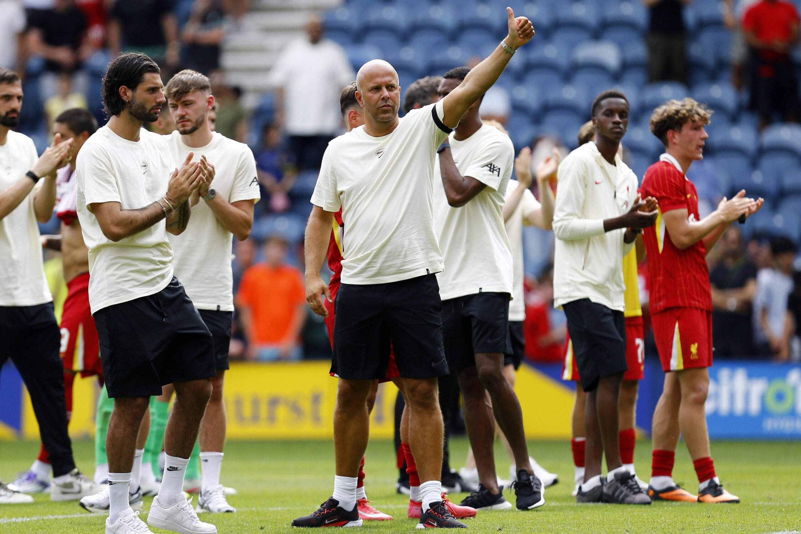 Preston North End v Liverpool, Preston, UK - 13 July 2025 Arne Slot Manager of Liverpool FC acknowledges the fans after the preseason friendly match between Preston North End and Liverpool at Deepdale on 13 July 2025 in Preston, England Photo by Steve Taylor/PPAUK Preston Deepdale Lancashire England Copyright: xStevexTaylor/PPAUKx PPA-197264
2025.07.13 Preston
pilka nozna liga angielska sparing mecz towarzyski
Preston North End - Liverpool 
Foto IMAGO/PressFocus

!!! POLAND ONLY !!!