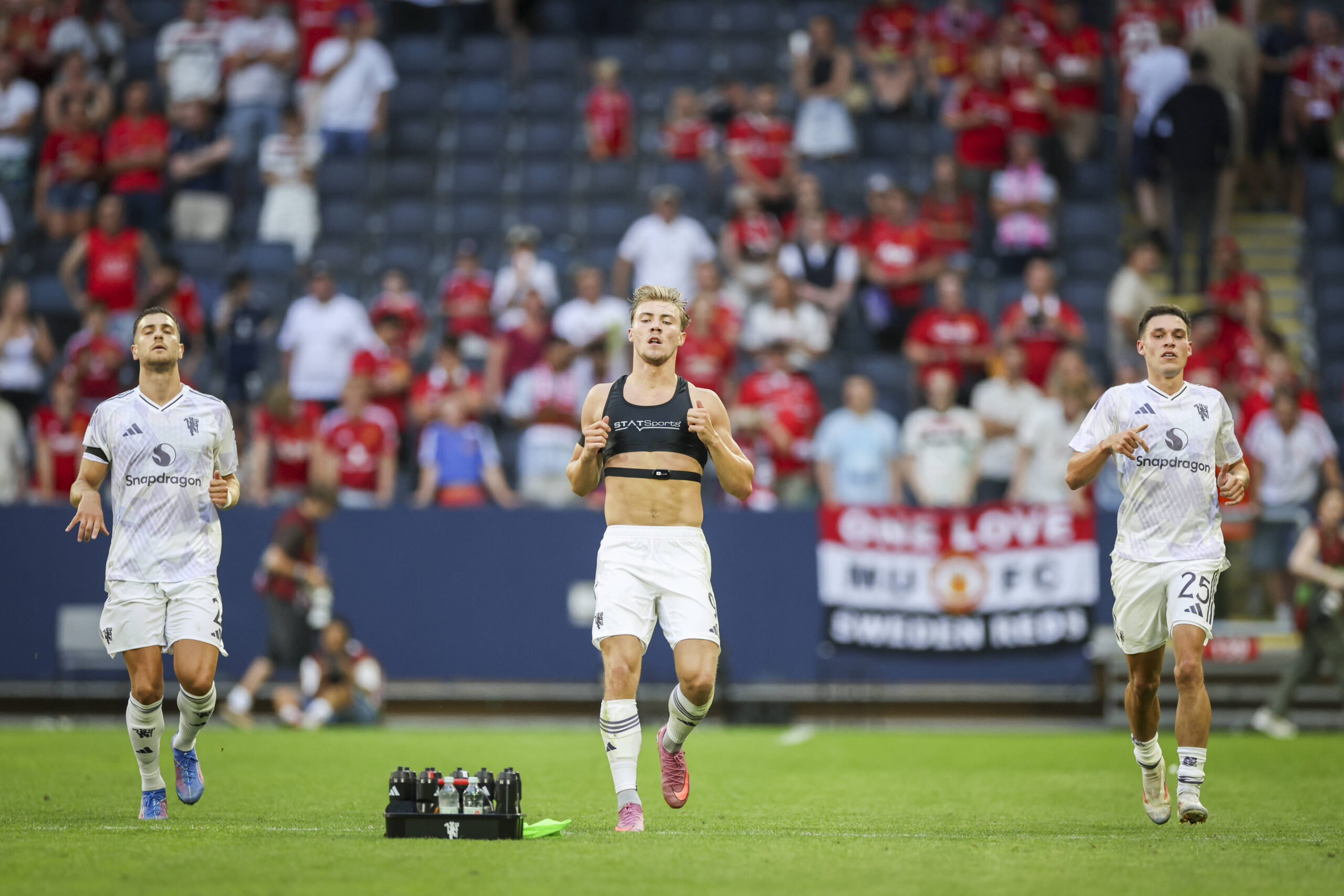 Manchester United, ManU FC v Leeds United FC, Pre-Season Friendly, Stockholm Manchester United defender Diogo Dalot 2 Manchester United forward Rasmus Hojlund 9 Manchester United midfielder Manuel Ugarte 25 cool down after the Manchester United FC v Leeds United FC Pre-Season Friendly match at the Strawberry Arena, Stockholm, Sweden on 19 July 2025 Credit: Phil Duncan/Every Second Media Editorial use only. All images are copyright Every Second Media Limited. No images may be reproduced without prior permission. Copyright: xIMAGO/EveryxSecondxMediax ESM-1534-0188 PhilxDuncanx/xEveryxSecondxMediax
2025.07.19 Sztokholm
pilka nozna sparing mecz towarzyski
Manchester United - Leeds United
Foto IMAGO/PressFocus

!!! POLAND ONLY !!!