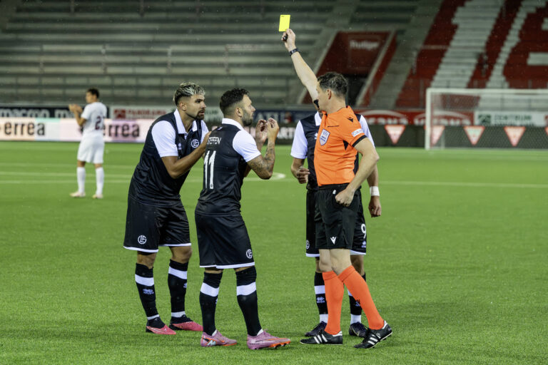 V.l.n.r. Antonios Papadopoulos, Renato Steffen, FCL, Schiedsrichter Darren England, ENG, gelbe Karte, FC Lugano - CFR Cluj, Qualifikationsrunde UEFA Europa League, Fussball, 24.07.2025 *** F l n r Antonios Papadopoulos, Renato Steffen, FCL, referee Darren England, ENG, yellow card, FC Lugano CFR Cluj, qualifying round UEFA Europa League, football, 24 07 2025 PUBLICATIONxNOTxINxSUI

2025.07.24 Thun
pilka nozna , Liga Europy
FC Lugano - CFR Cluj
Foto IMAGO/PressFocus

!!! POLAND ONLY !!!