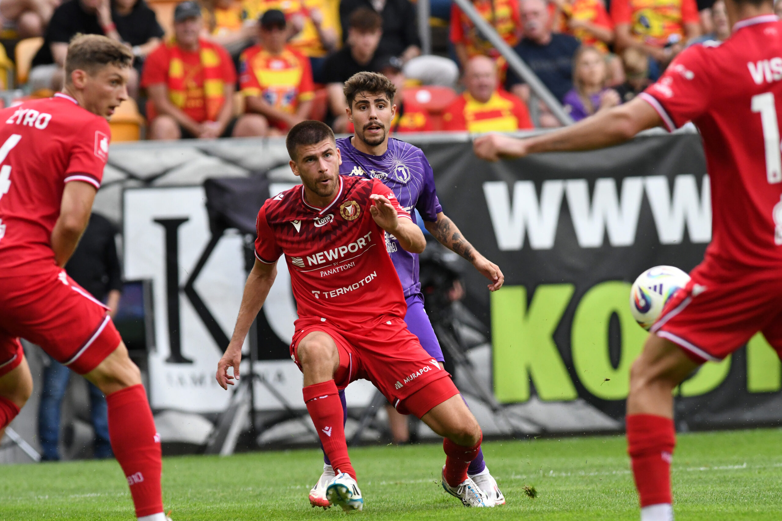 2025.07.27 Bialystok Pilka nozna PKO Ekstraklasa sezon 2025/2026 2. kolejka rozgrywek Jagiellonia Bialystok (fioletowe) - Widzew Lodz N/z (L-P) Mateusz Zyro Samuel Kozlovsky Alejandro Pozo Foto Michal Kosc / PressFocus 
2025.07.27 Bialystok Football Polish PKO Ekstraklasa season 2025/2026 Jagiellonia Bialystok - Widzew Lodz Credit Michal Kosc / PressFocus