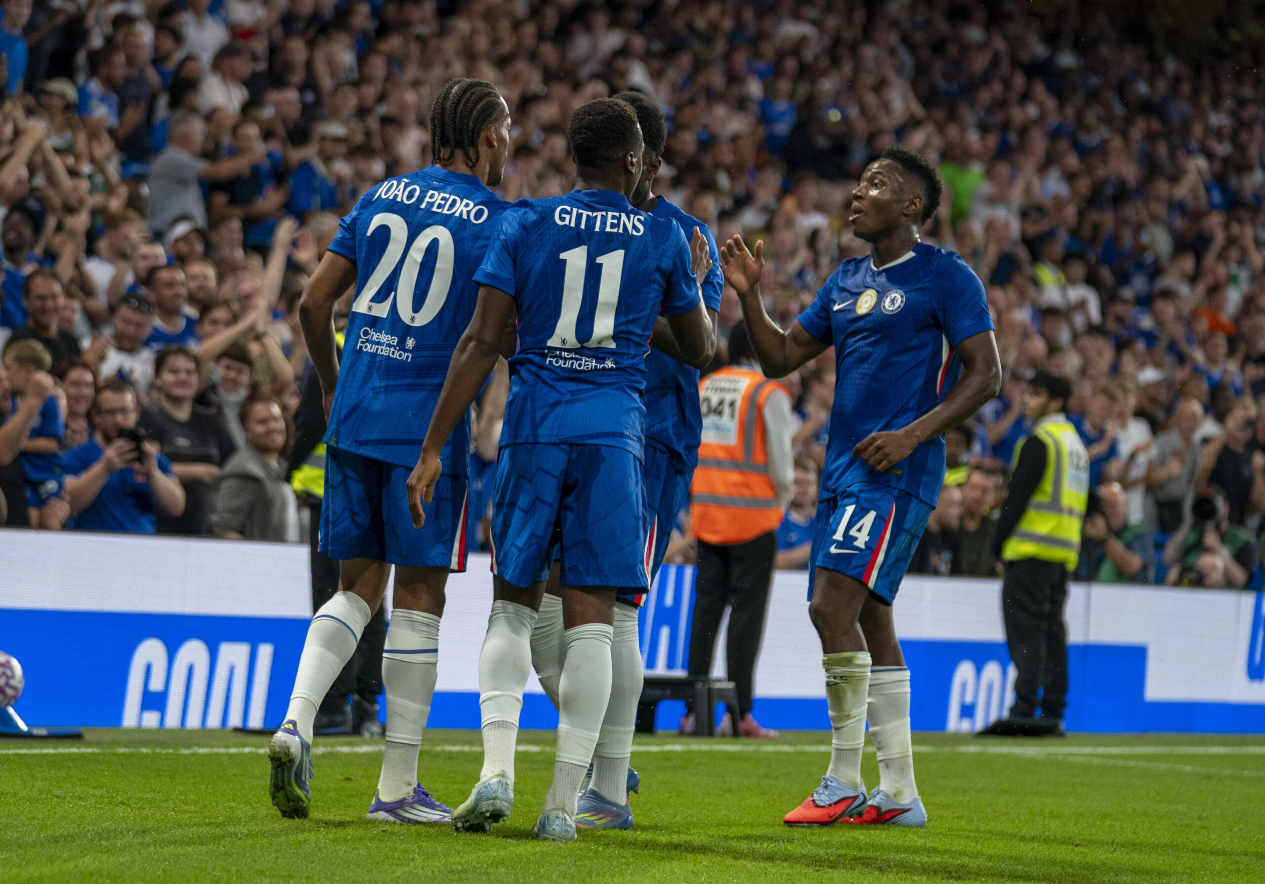 Joao Pedro FC Chelsea London, 20 jubelt nach seinem Tor. Mit ihm freuen sich Jamie Gittens FC Chelsea London, 11 und Dario Essugo FC Chelsea London, 14 08.08.2025, Chelsea FC - Bayer Leverkusen, Football, GBR, London, Stamford Bridge DFL regulations prohibit any use of photographs as image sequences and/or quasi-video. *** Joao Pedro FC Chelsea London, 20 celebrates after his goal Jamie Gittens FC Chelsea London, 11 and Dario Essugo FC Chelsea London, 14 08 08 2025, Chelsea FC Bayer Leverkusen, Football, GBR, London, Stamford Bridge DFL regulations prohibit any use of photographs as image sequences and or quasi video Copyright: HMBxMedia/xMarcoxBader
2025.08.08 Londyn
pilka nozna sparing mecz towarzyski
Chelsea Londyn - Bayer 04 Leverkusen
Foto IMAGO/PressFocus

!!! POLAND ONLY !!!