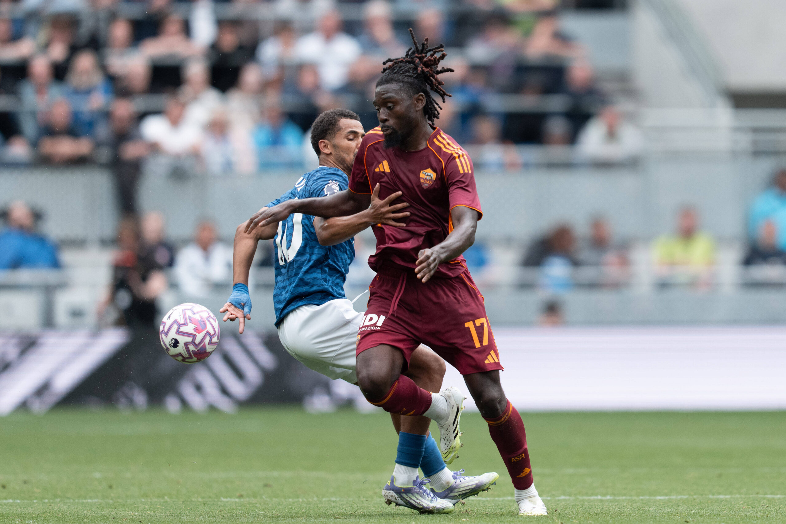 UK: Event - Everton FC vs Roma - Saturday 9th August 2025 Pictured: Everton FC vs Roma - Pre-season friendly - Hill Dickinson Stadium - Saturday 9th August 2025. Romas Manu Koneunder pressure from Evertons Ilman Ndiaye Copyright: xTerryxDonnelly/Sportpix/SIPAxUSAx
2025.08.09 Liverpool
pilka nozna sparing mecz towarzyski
Everton - AS Roma
Foto IMAGO/PressFocus

!!! POLAND ONLY !!!