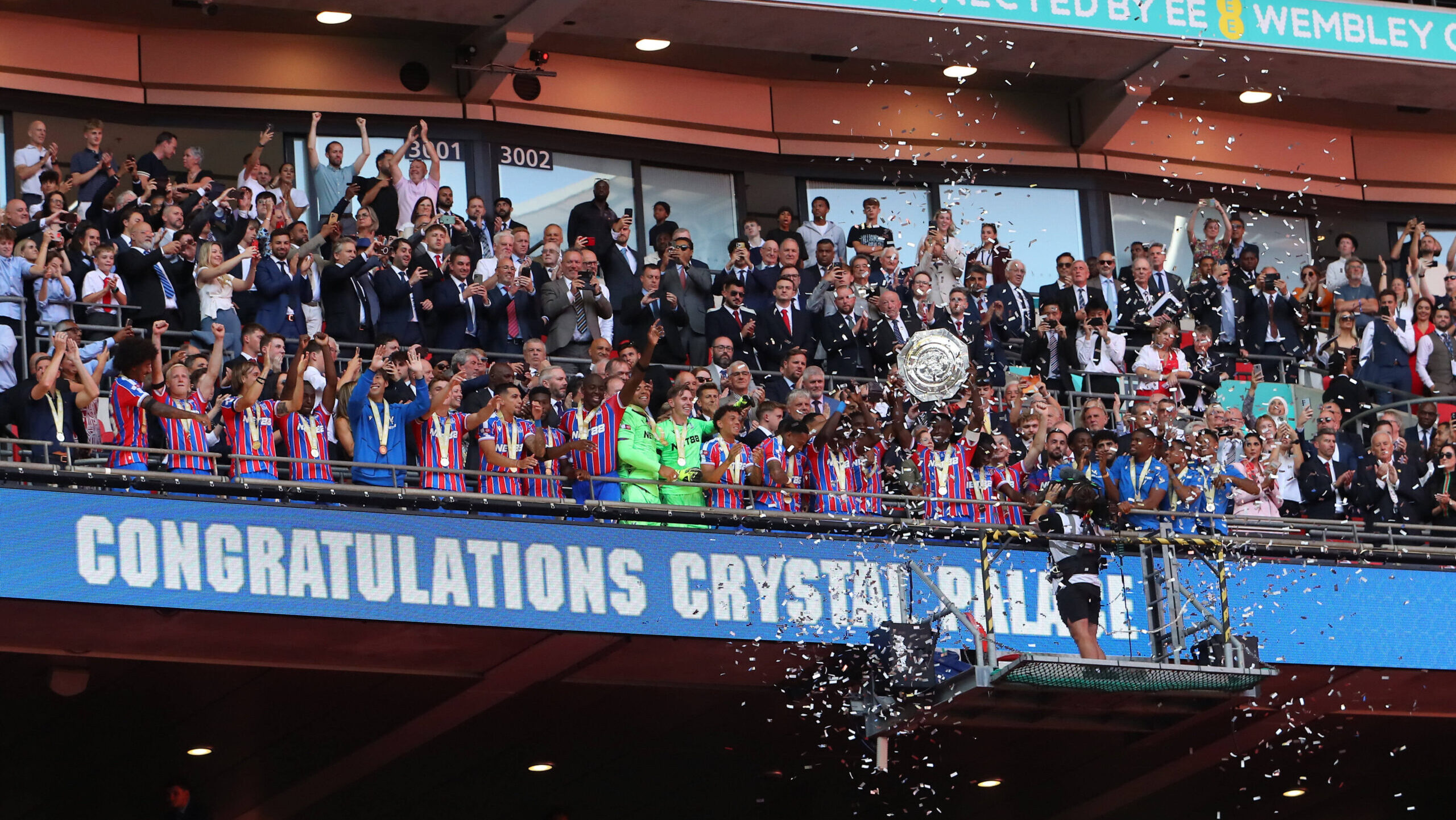 Crystal Palace FC v Liverpool FC, Community Shield Crystal Palace captain Marc Guehi lifts the FA Community Shield during the Crystal Palace FC v Liverpool FC Community Shield at Wembley Stadium, London, England, United Kingdom on 10 August 2025 Credit: Katie Chan/Every Second Media Editorial use only. All images are copyright Every Second Media Limited. No images may be reproduced without prior permission. Copyright: xIMAGO/EveryxSecondxMediax ESM-1548-0116 KatiexChanx/xEveryxSecondxMediax
2025.08.10 Londyn
pilka nozna Tarcza Wspolnoty
Crystal Palace - FC Liverpool
Foto IMAGO/PressFocus

!!! POLAND ONLY !!!