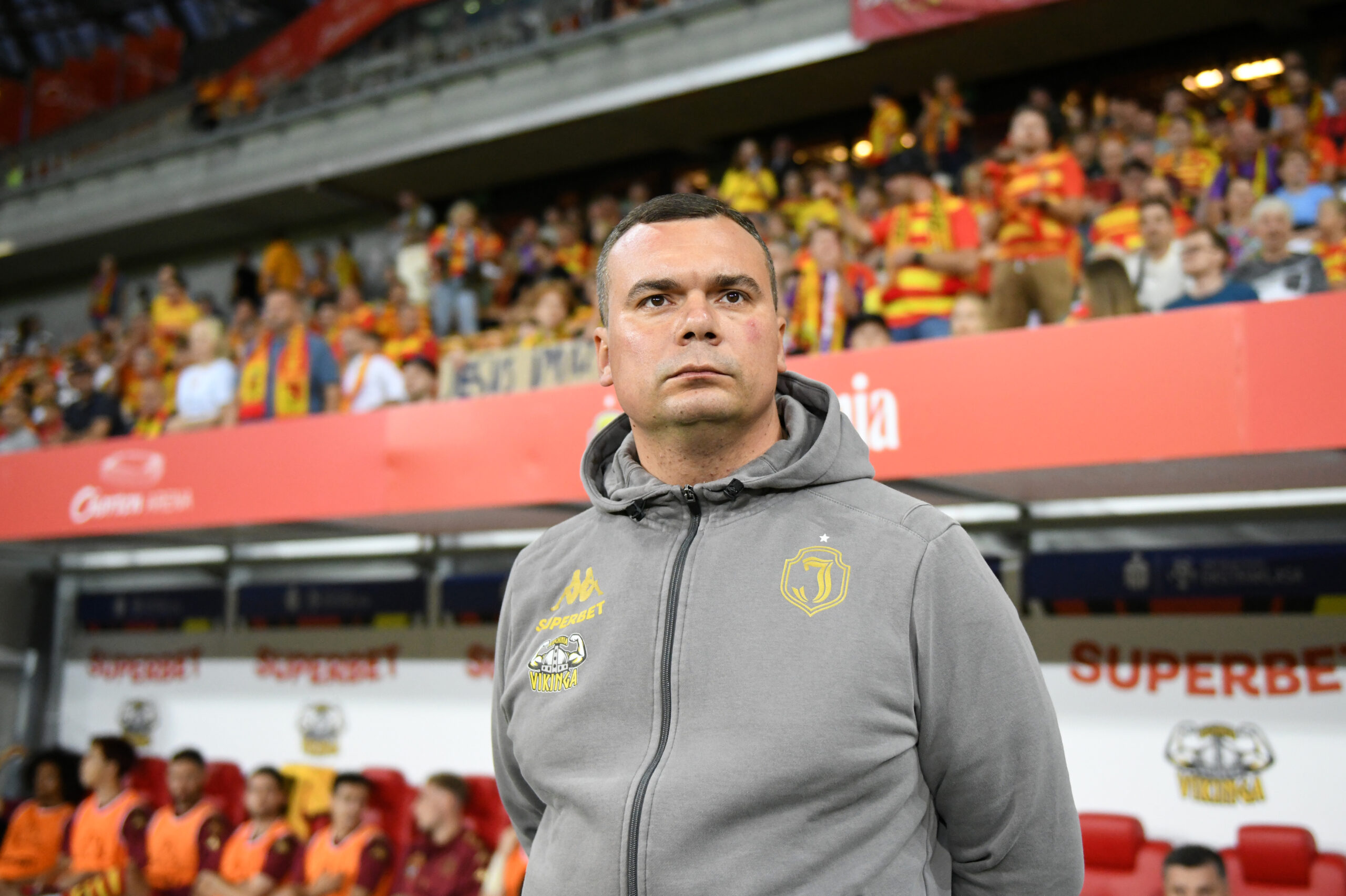 2025.08.14 Bialystok pilka nozna Mecz rewanzowy 3. rundy eliminacji Ligi Konferencji Europy 2025/2026 Jagiellonia Bialystok (zolto-czerwone) - Silkeborg (Dania) N/z Adrian Siemieniec trener Jagiellonii Bialystok poczatek meczu Foto Michal Kosc / PressFocus 
2025.08.14 Bialystok Bialystok Football - UEFA Conference League Third qualifying round - 2nd leg 2025/2026 Jagiellonia Bialystok (yellow-red) - Silkeborg (DEN) Credit: Michal Kosc / PressFocus