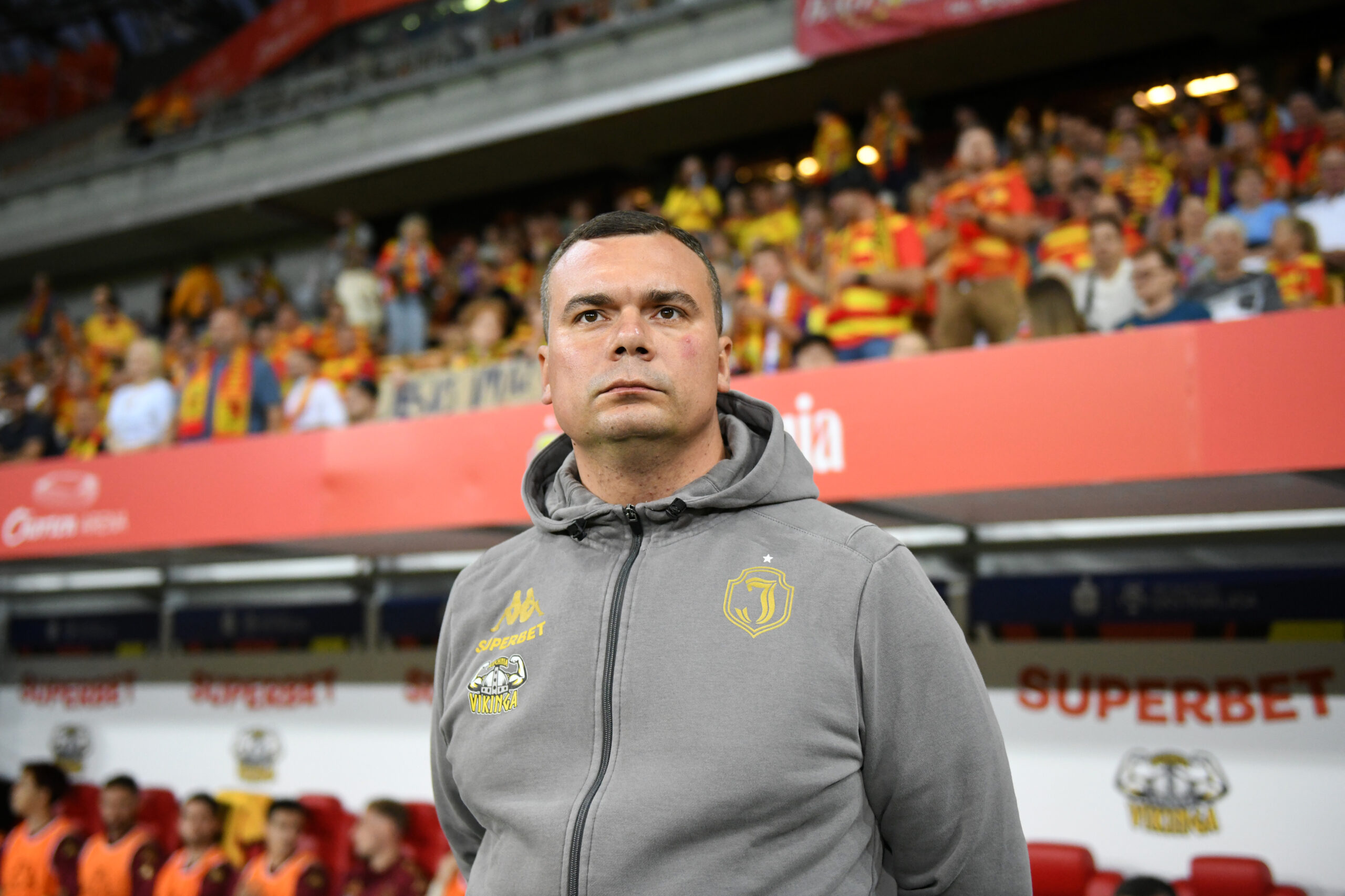 2025.08.14 Bialystok pilka nozna Mecz rewanzowy 3. rundy eliminacji Ligi Konferencji Europy 2025/2026 Jagiellonia Bialystok (zolto-czerwone) - Silkeborg (Dania) N/z Adrian Siemieniec trener Jagiellonii Bialystok poczatek meczu Foto Michal Kosc / PressFocus 
2025.08.14 Bialystok Bialystok Football - UEFA Conference League Third qualifying round - 2nd leg 2025/2026 Jagiellonia Bialystok (yellow-red) - Silkeborg (DEN) Credit: Michal Kosc / PressFocus