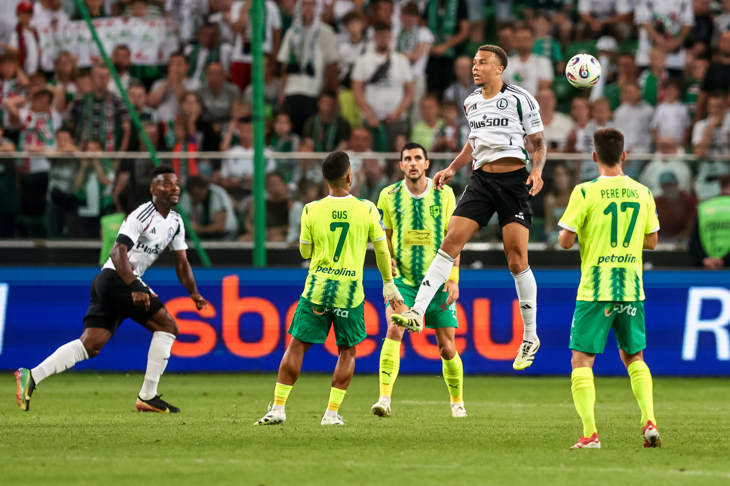 2025.08.14 Warszawa
pilka nozna Liga Europy kwalifikacje sezon 2025/2026
Legia Warszawa - AEK Larnaca
N/z Gustavo Ledes (Larnaca), Steve Kapuadi (Legia), Pere Pons (Larnaca)
Foto Tomasz Jastrzebowski / Foto Olimpik / PressFocus

2025.08.14 Warszawa
Football - Europa League third qualifying round season 2025/2026
Legia Warszawa - AEK Larnaca
Gustavo Ledes (Larnaca), Steve Kapuadi (Legia), Pere Pons (Larnaca)
Credit: Tomasz Jastrzebowski / Foto Olimpik / PressFocus