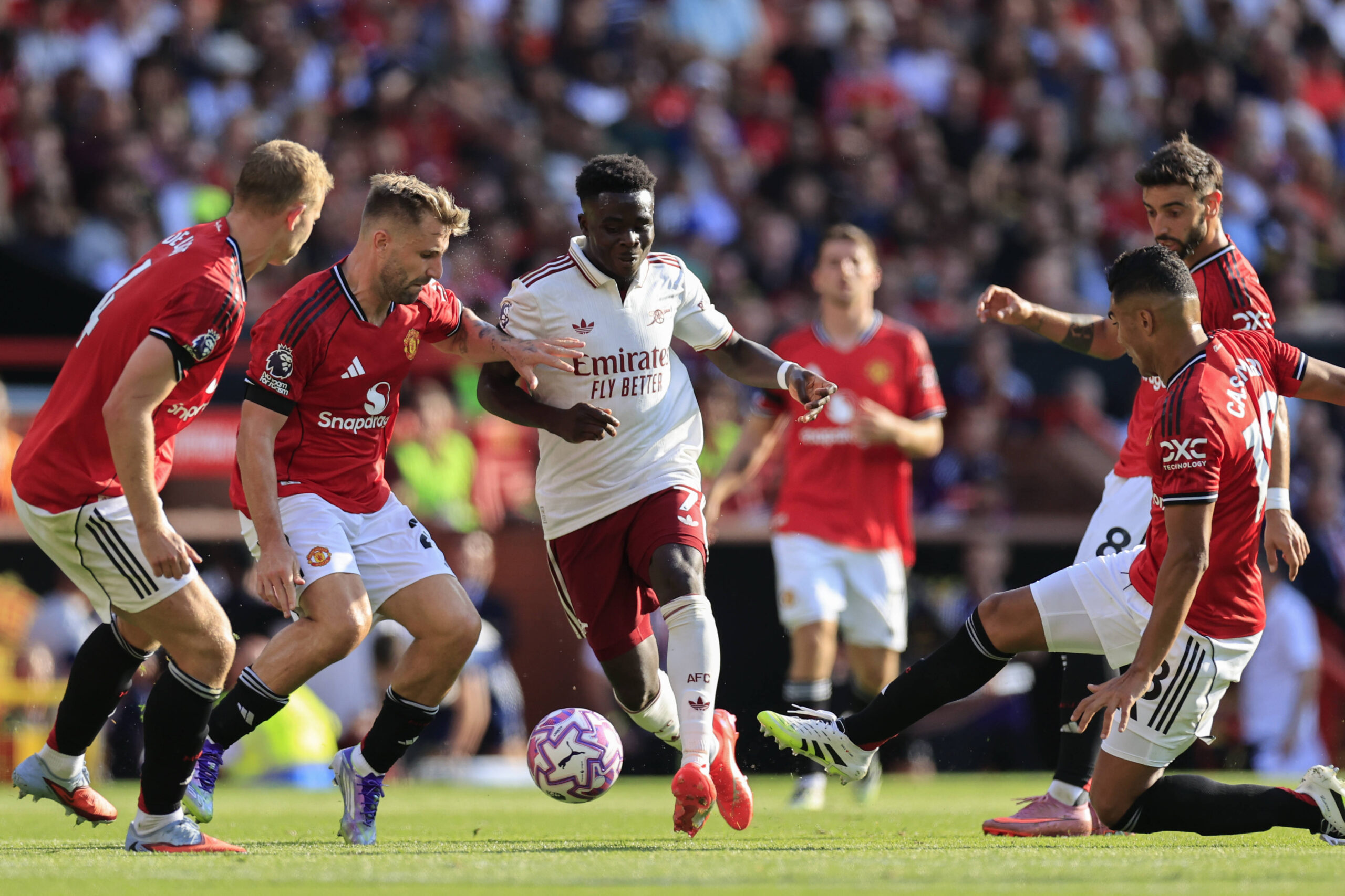 Manchester United, ManU v Arsenal Premier League 17/08/2025. Bukayo Saka 7 of Arsenal tries to get past the United defence during the Premier League match between Manchester United and Arsenal at Old Trafford, Manchester, England on 17 August 2025. Manchester Old Trafford Greater Manchester England Editorial use only DataCo restrictions apply See www.football-dataco.com , Copyright: xConorxMolloyx PSI-22618-0089
2025.08.17 Manchester
pilka nozna , liga angielska
Manchester United - Arsenal Londyn
Foto IMAGO/PressFocus

!!! POLAND ONLY !!!