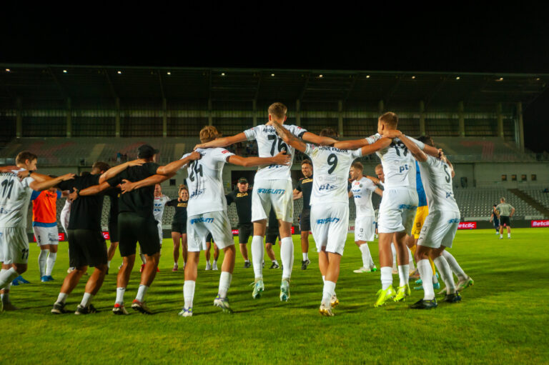 2025.08.17 Kalisz
pilka nozna - Betclic 2.Liga sezon 2025/2026
KKS 1925 Kalisz - Hutnik Krakow
N/z Hutnik Krakow cieszynka
Foto Gleb Soboliev / PressFocus

2025.08.17 Kalisz
Football - Polish third division season 2025/2026
KKS 1925 Kalisz - Hutnik Krakow
Hutnik Krakow cieszynka
Credit: Gleb Soboliev / PressFocus