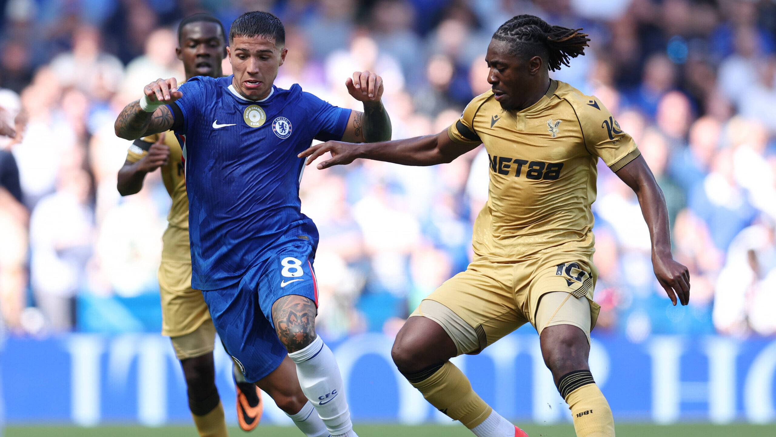 London, England, 17th August 2025. Enzo Fernandez of Chelsea and Eberechi Eze of Crystal Palace challenge for the ball during the Chelsea vs Crystal Palace Premier League match at Stamford Bridge, London. Picture credit should read: Paul Terry / Sportimage EDITORIAL USE ONLY. No use with unauthorised audio, video, data, fixture lists, club/league logos or live services. Online in-match use limited to 120 images, no video emulation. No use in betting, games or single club/league/player publications. SPI_066_PT_Chelsea_Crystal_Palace SPI-4073-0067
2025.08.17 Londyn
pilka nozna liga angielska
Chelsea - Crystal Palace
Foto IMAGO/PressFocus

!!! POLAND ONLY !!!