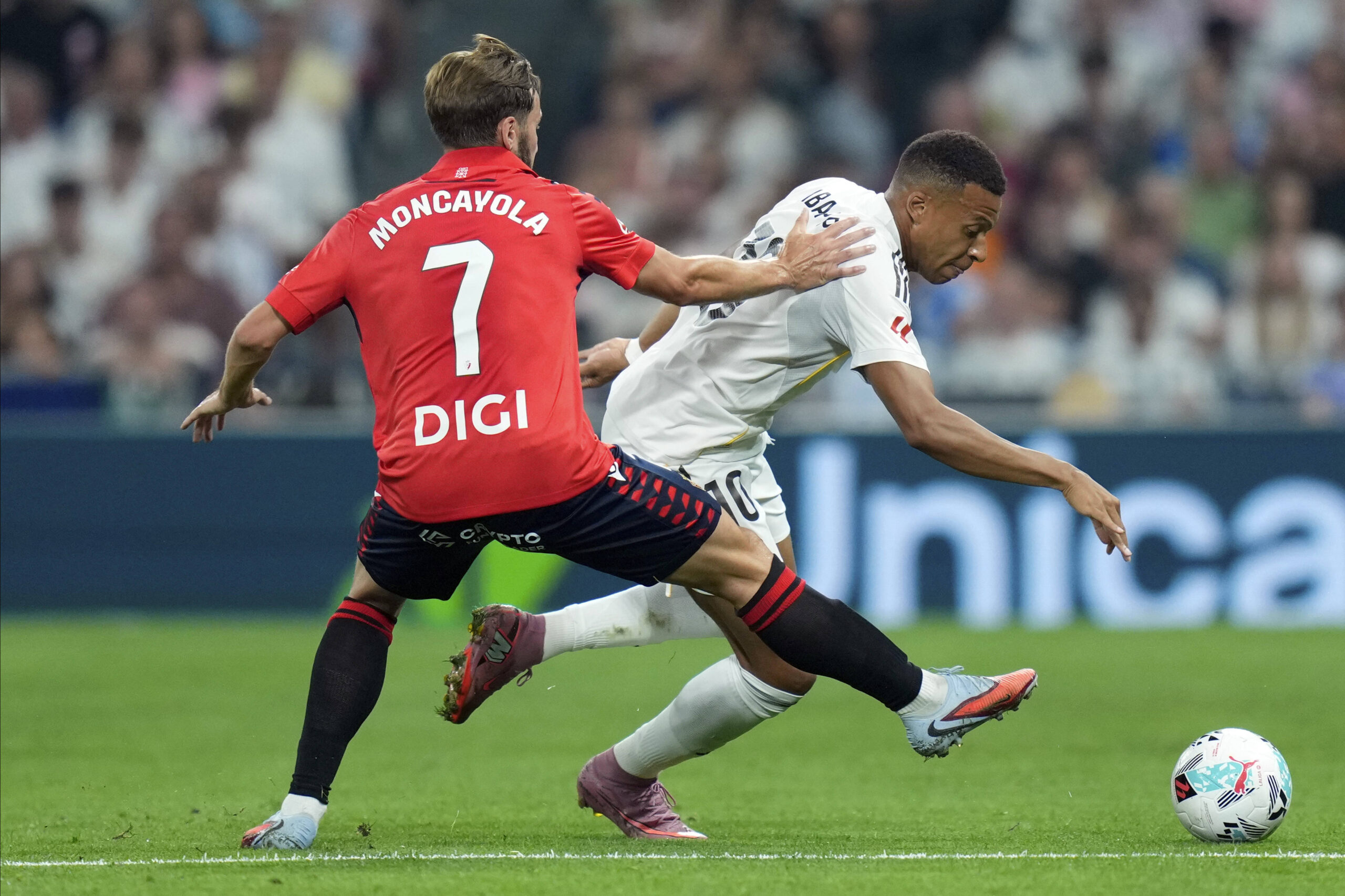 ESP: Real Madrid v CA Osasuna. La Liga EA Sports. Date 1 Kylian Mbappe of Real Madrid CF and Jon Moncayola of CA Osasuna during the La Liga EA Sports match, date 1 between Real Madrid and CA Osauna played at Santiago Bernabeu Stadium on August 19, 2025 in Madrid, Spain. kpng Copyright: xCesarxCebollax/xPRESSINx PS_250819_RMA_OSA_2526_1122
2025.08.19 Madryt
pilka nozna , Liga Hiszpanska
Real Madryt - Osasuna Pampeluna
Foto IMAGO/PressFocus

!!! POLAND ONLY !!!
