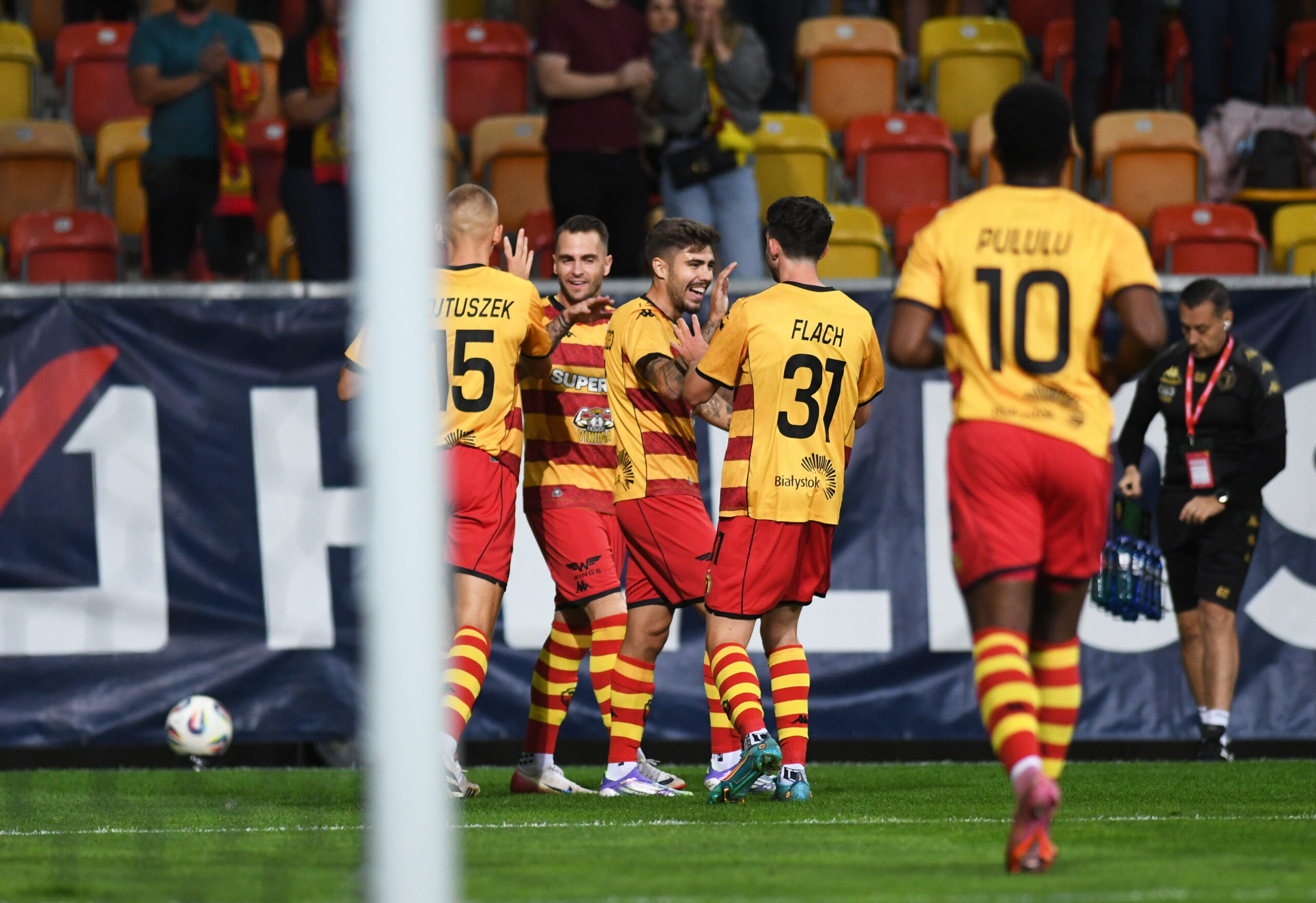 2025.08.21 Bialystok pilka nozna Mecz 4. rundy eliminacji Ligi Konferencji Europy 2025/2026 Jagiellonia Bialystok (zolto-czerwone) - Dinamo City Tirana (Albania) N/z zawodnicy Jagiellonii ciesza sie z gola Foto Michal Kosc / PressFocus 
2025.08.21 Bialystok Bialystok Football - UEFA Conference League Play-offs - 1st leg 2025/2026 Jagiellonia Bialystok (yellow-red) - Dinamo City Tirana (ALB) Credit: Michal Kosc / PressFocus