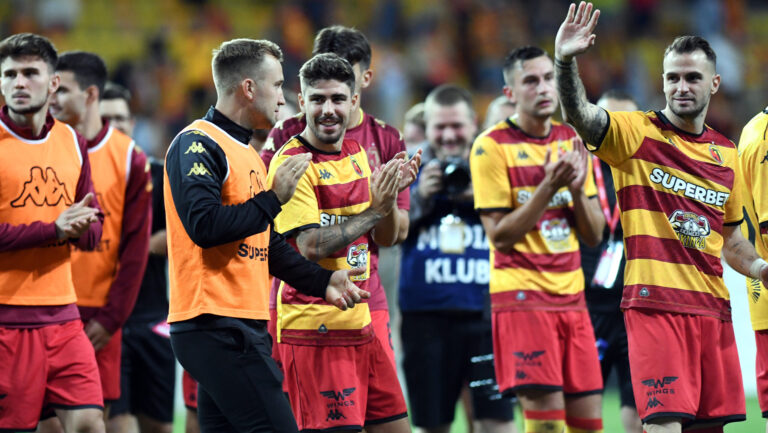 2025.08.21 Bialystok pilka nozna Mecz 4. rundy eliminacji Ligi Konferencji Europy 2025/2026 Jagiellonia Bialystok (zolto-czerwone) - Dinamo City Tirana (Albania) N/z koniec meczu zawodnicy Jagiellonii Foto Michal Kosc / PressFocus 
2025.08.21 Bialystok Bialystok Football - UEFA Conference League Play-offs - 1st leg 2025/2026 Jagiellonia Bialystok (yellow-red) - Dinamo City Tirana (ALB) Credit: Polska w ostatnim czasie notowała awans w rankingu UEFA, jednak tym razem wyprzedziła ją Dania. Sytuacja wydaje się jednak krótkotrwała – Polska powinna wkrótce odrobić straty.