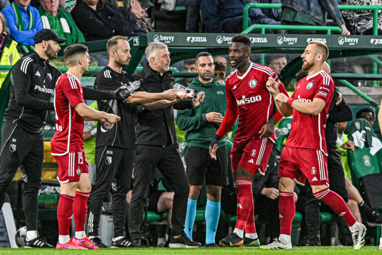 Jean-Pierre Nsame (second from right) of Legia Warsaw scores their sides first goal of the match from the penalty spot and celebrates his goal with Manager Edward Iordanescu during the UEFA Europa Conference League Play-off First Leg match at Easter Road, Edinburgh
Picture by Jamie Johnston/Focus Images Ltd 07714373795
21/08/2025
2025.08.21 Edynburg
Pilka nozna liga konferencji
Hibernian - Legia Warszawa
Foto Jamie Johnston/Focus Images/MB Media/PressFocus

!!! POLAND ONLY !!!