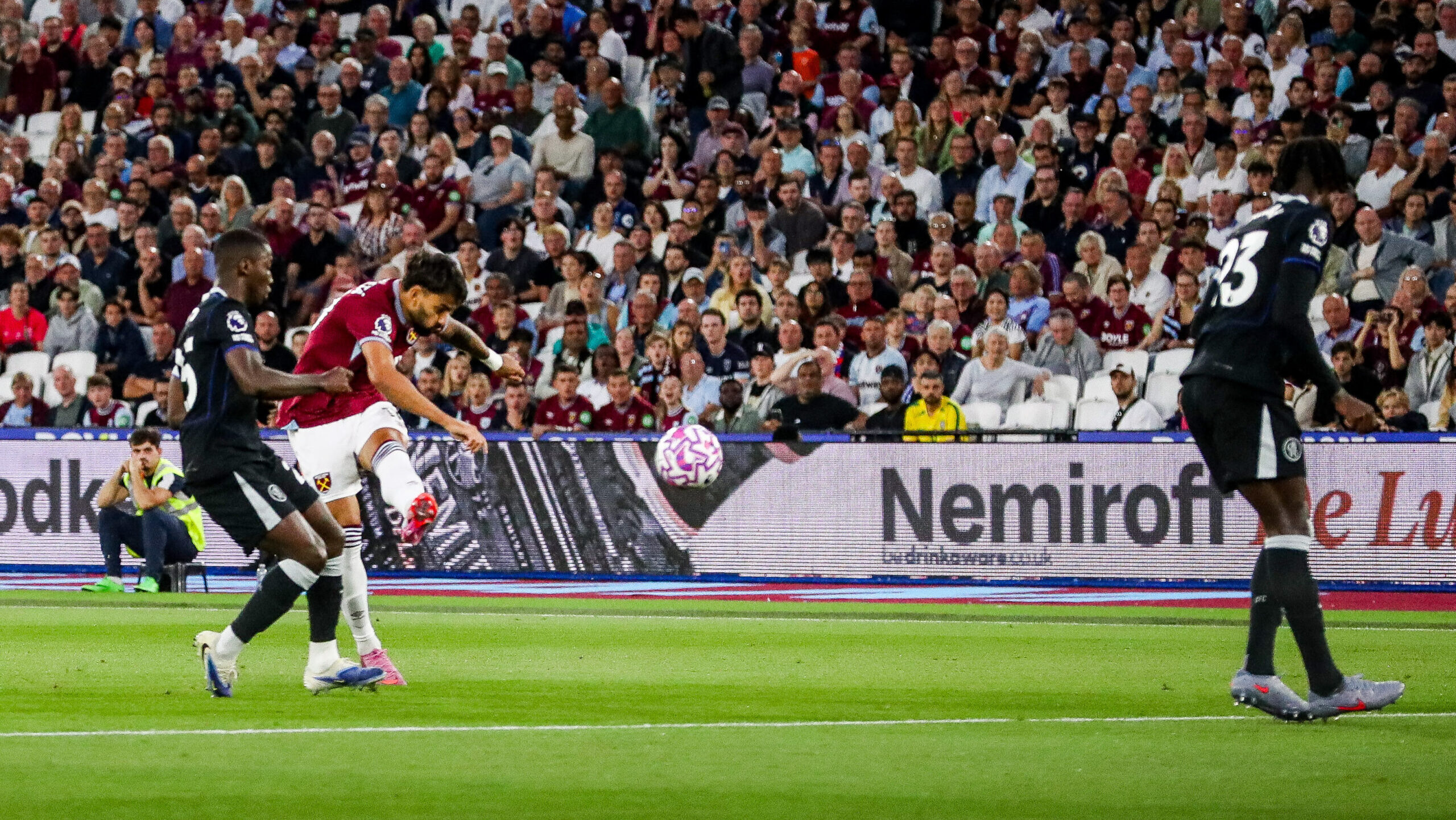 Lucas Paqueta of West Ham United scores to make it 1-0 during the Premier League match West Ham United vs Chelsea at London Stadium, London, United Kingdom, 22nd August 2025

(Photo by Izzy Poles/News Images) in London, United Kingdom on 8/22/2025. (Photo by Izzy Poles/News Images/Sipa USA)
2025.08.22 Londyn
pilka nozna liga angielska
West Ham United - Chelsea FC
Foto Izzy Poles/News Images/SIPA USA/PressFocus

!!! POLAND ONLY !!!