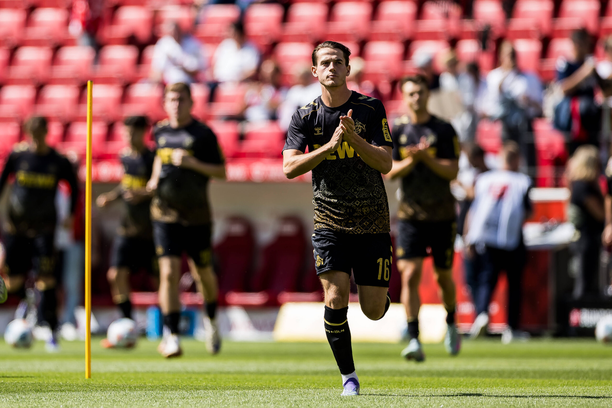 1. Fussball Bundesliga: 1. FSV Mainz 05 - 1. FC Koln, 24.08.2025 Jakub Kaminski 1. FC Koln, 16 applaudiert Richtung Fans 1. Fussball Bundesliga: 1. FSV Mainz 05 - 1. FC Koln, Mainz, MEWA Arena am 24.08.2025 DFL REGULATIONS PROHIBIT ANY USE OF PHOTOGRAPHS AS IMAGE SEQUENCES AND/OR QUASI-VIDEO. *** 1 Soccer Bundesliga 1 FSV Mainz 05 1 FC Koln, 24 08 2025 Jakub Kaminski 1 FC Koln, 16 applauds towards fans 1 Soccer Bundesliga 1 FSV Mainz 05 1 FC Koln, Mainz, MEWA Arena on 24 08 2025 DFL REGULATIONS PROHIBIT ANY USE OF PHOTOGRAPHS AS IMAGE SEQUENCES AND OR QUASI VIDEO Copyright: xBEAUTIFULxSPORTS/Wunderlx
2025.08.24 Moguncja
pilka nozna , liga niemiecka
FSV Mainz 05 - 1. FC Koeln
Foto IMAGO/PressFocus

!!! POLAND ONLY !!!