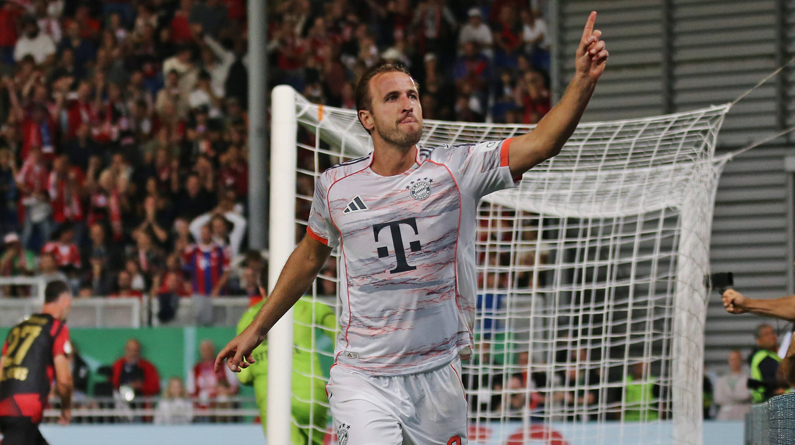 27.08.2025, xmohx, Fussball DFB Pokal 1.Runde, SV Wehen Wiesbaden - Bayern Munchen v.l. Harry Kane Bayern Munchen bejubelt das 2:3 DFL/DFB REGULATIONS PROHIBIT ANY USE OF PHOTOGRAPHS as IMAGE SEQUENCES and/or QUASI-VIDEO Wiesbaden *** 27 08 2025, xmohx, Soccer DFB Pokal 1 Round, SV Wehen Wiesbaden Bayern Munich v l Harry Kane Bayern Munich cheers the 2 3 DFL DFB REGULATIONS PROHIBIT ANY USE OF PHOTOGRAPHS as IMAGE SEQUENCES and or QUASI VIDEO Wiesbaden
2025.08.27 Wiesbaden
pilka nozna , Puchar Niemiec
SV Wehen Wiesbaden - Bayern Monachium
Foto IMAGO/PressFocus

!!! POLAND ONLY !!!