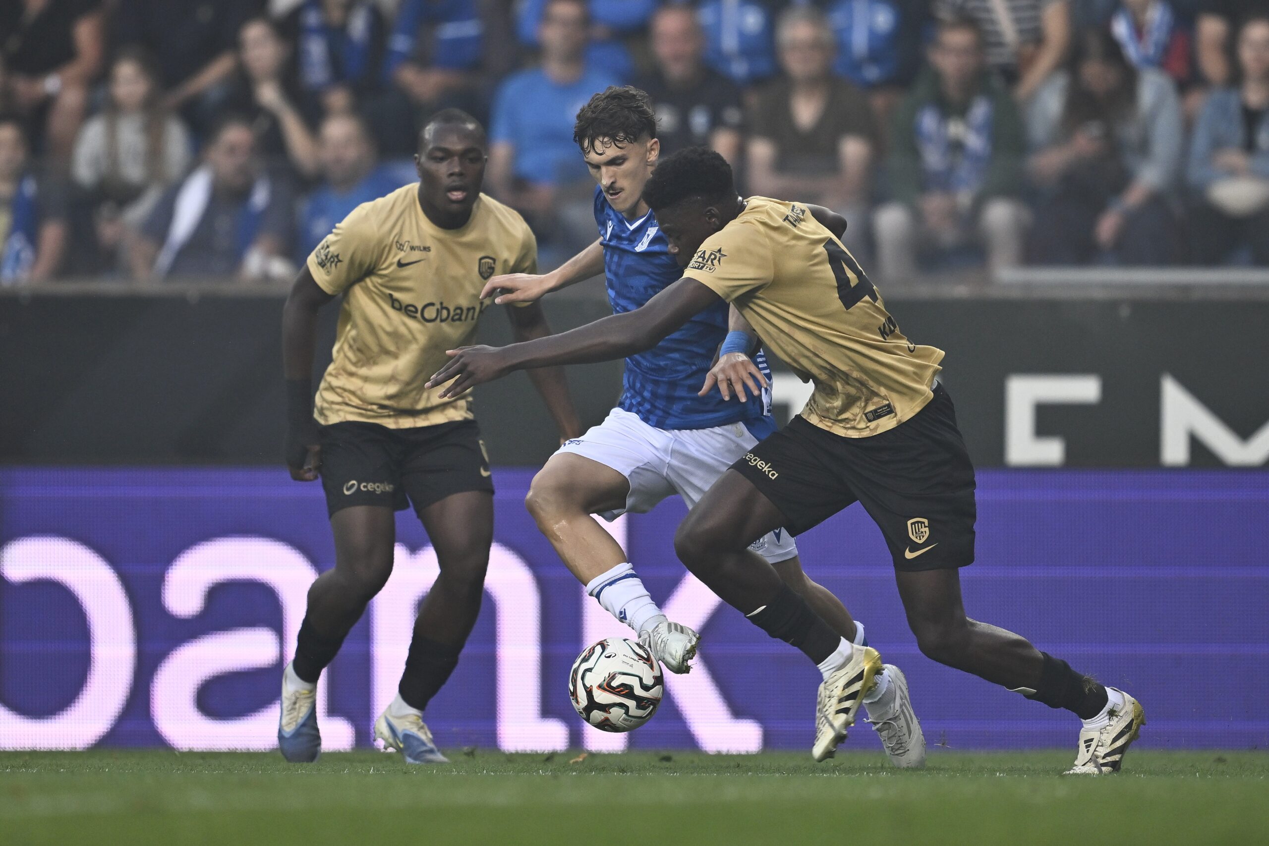 Lech Poznan&#039;s Pablo Rodriguez and Genk&#039;s Josue Kongolo fight for the ball during a soccer match between Belgian soccer team KRC Genk and Polish team KKS Lech Poznan, in Genk on Thursday 28 August 2025, the return leg in the play-offs of the UEFA Europa League competition. Genk won the first leg 1-5. BELGA PHOTO JOHAN EYCKENS (Photo by Johan Eyckens/Belga/Sipa USA)
2025.08.28 Genk
pilka nozna liga europy
KRC Genk - Lech Poznan
Foto Belga/SIPA USA/PressFocus

!!! POLAND ONLY !!!