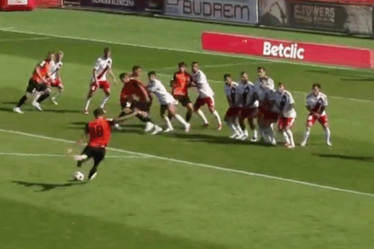 Niesamowity gol z rzutu wolnego w Betclic 1. Lidze! I to w jaki sposób [WIDEO]