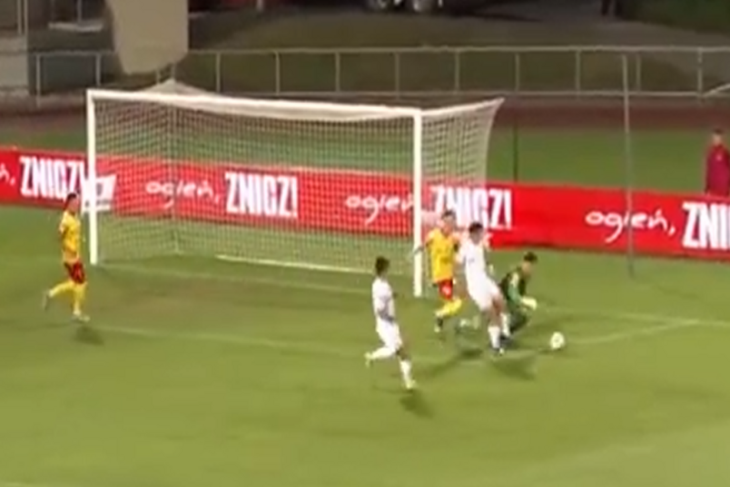 Wisła Kraków demoluje! Fatalny błąd bramkarza Znicza Pruszów [WIDEO]