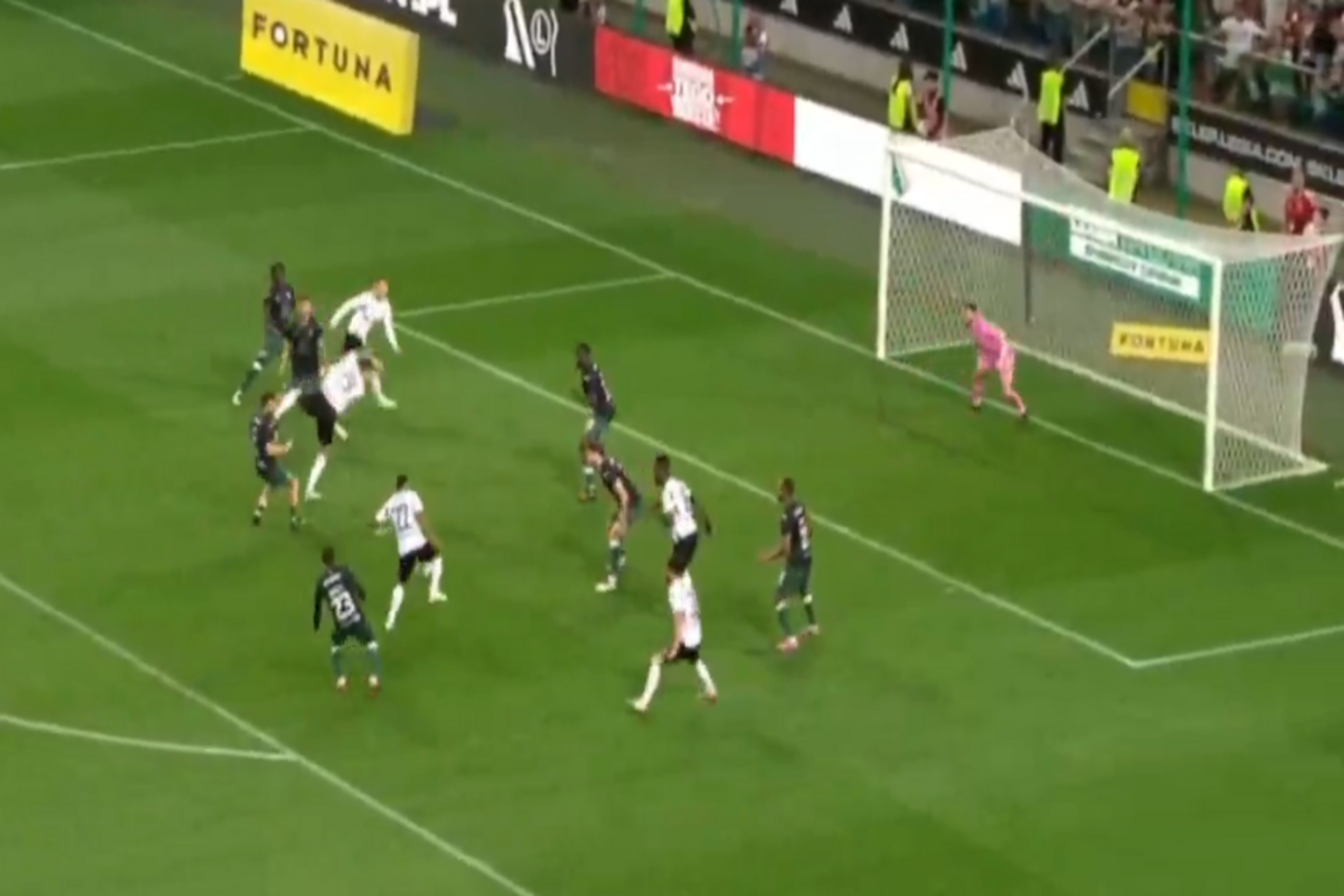 Szał w Warszawie! Tym golem Legia uciekła spod topora [WIDEO]