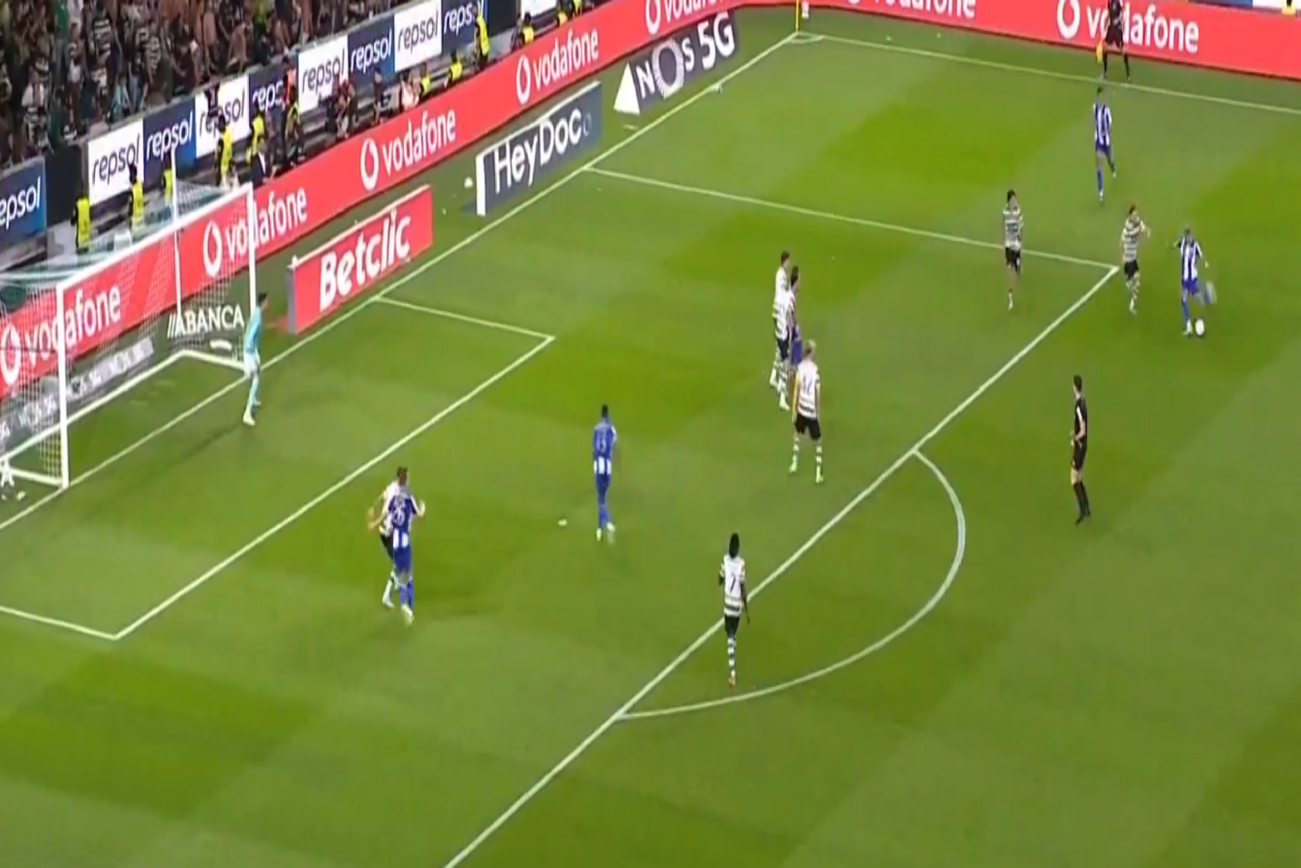 Bramka z kosmosu i &#8222;asysta&#8221; Bednarka przy&#8230; samobóju! Porto lepsze od Sportingu [WIDEO]