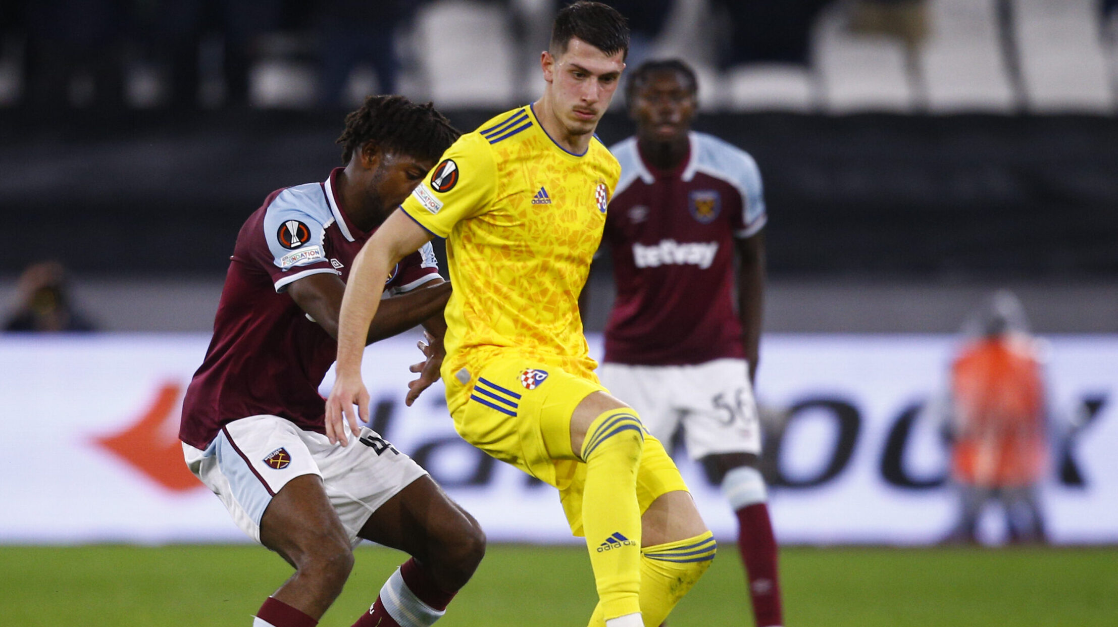 Aji Alese of West Ham United and Deni Juric of Dinamo Zagreb in action during the UEFA Europa League Group H match at the London Stadium, Stratford
Picture by Paul Chesterton/Focus Images Ltd +44 7904 640267
09/12/2021

09.12.2021 Londyn
Pilka Nozna UEFA Europa League
West Ham United - Dinamo Zagrzeb
Foto Paul Chesterton  / Focus Images / MB Media / PressFocus 
POLAND ONLY!!