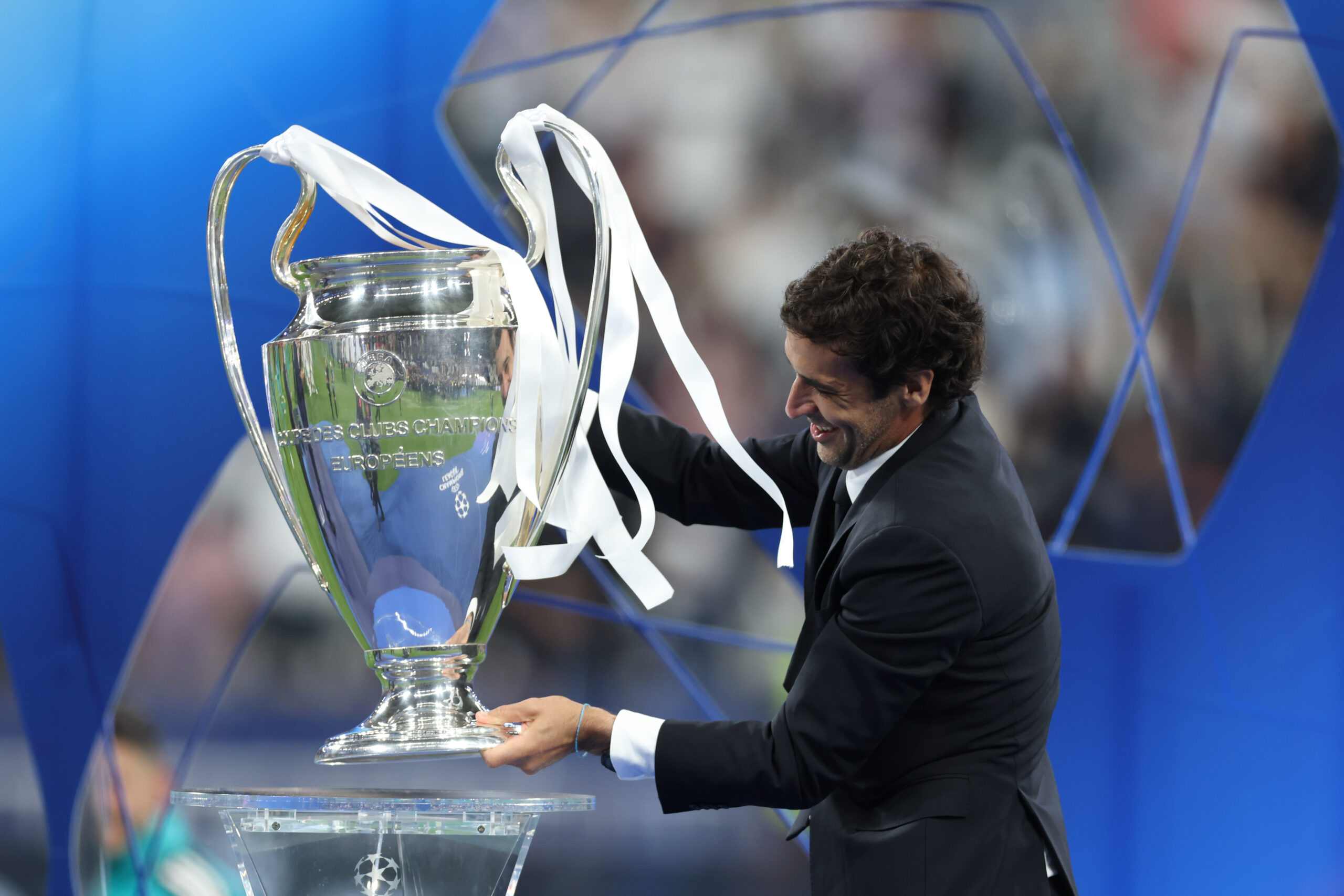 (220529) -- PARIS, May 29, 2022 (Xinhua) -- Former Real Madrid player Raul Gonzalez Blanco places the trophy after the UEFA Chamiopns League final match between Real Madrid and Liverpool, in Paris, France, on May 28, 2022. (Xinhua/Meng Dingbo)
2022.05.28 Paryz
Pilka nozna liga mistrzow
Liverpool FC - Real Madryt
Foto Meng Dingbo/Xinhua/PressFocus

!!! POLAND ONLY !!!
